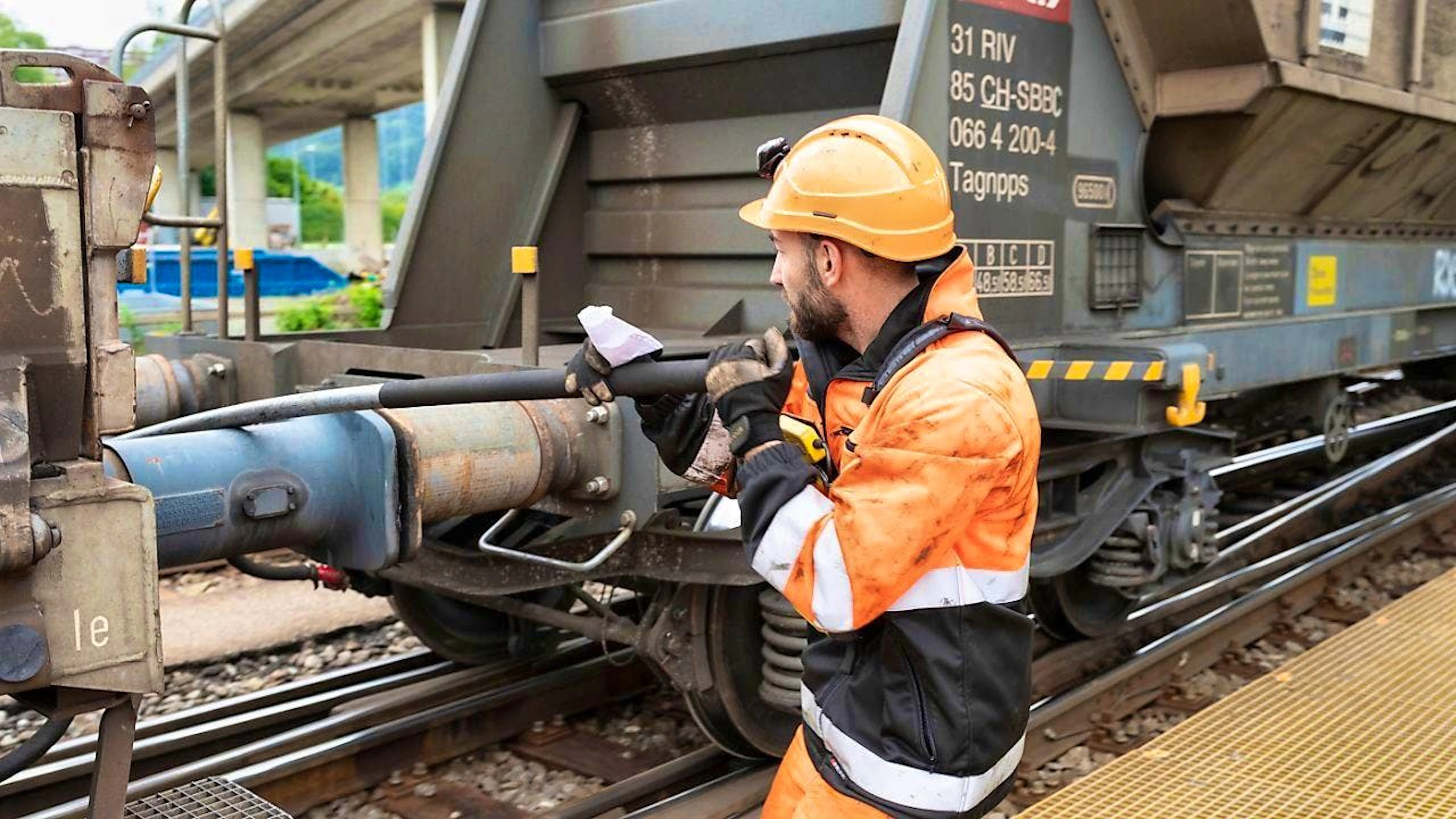 A railroad employee separates two freight wagons in Dietikon ZH in 2019. With the revision of the Freight Transport Act, the Federal Council wants to strengthen so-called single wagonload transport, which includes such shunting maneuvers. (Archive image)