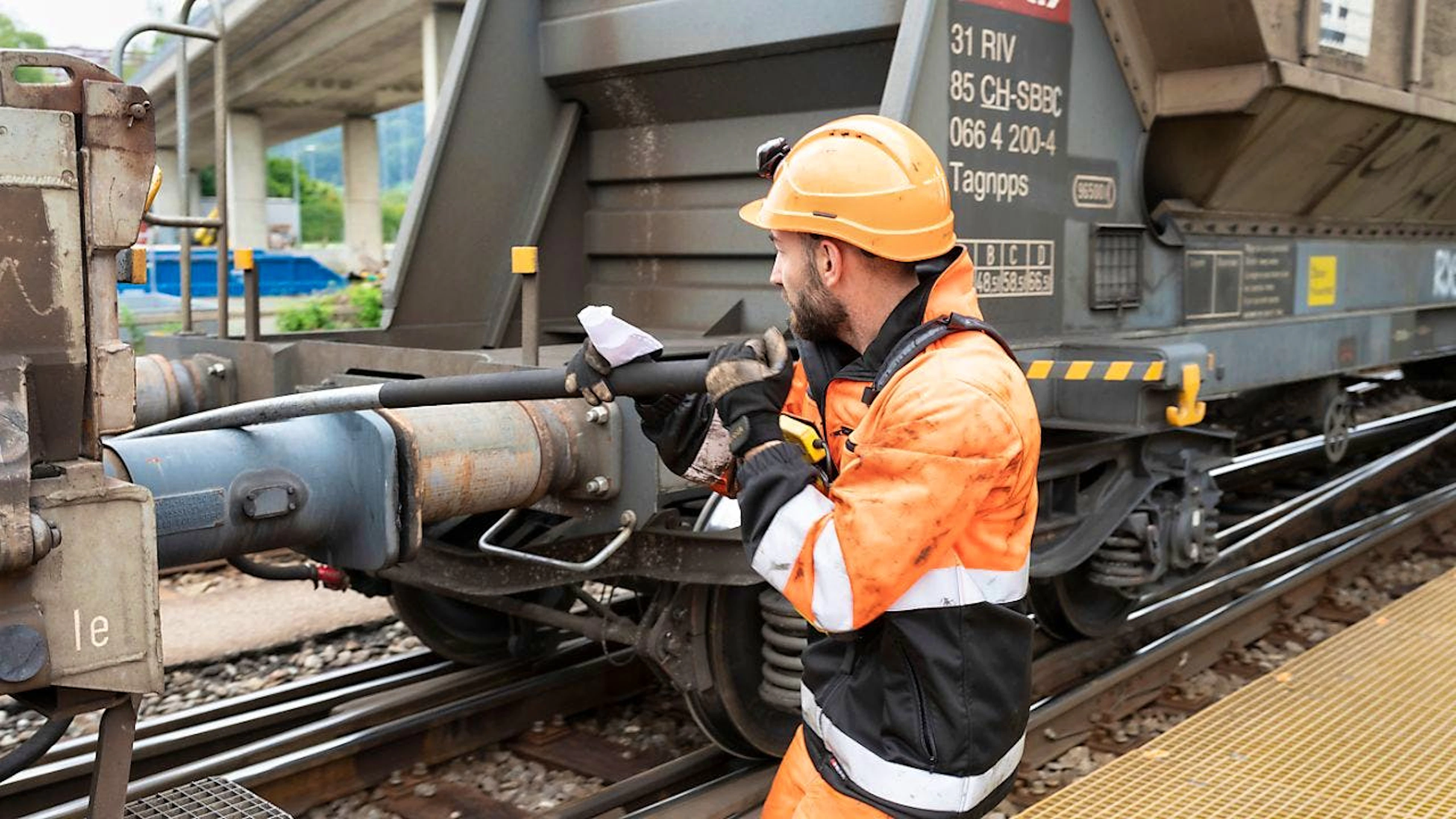 Ein Bahnangestellter trennt 2019 zwei Güterwagen in Dietikon ZH. Mit der Revision des Gütertransportgesetz will der Bundesrat unter anderem den sogenannten Einzelwagenladungsverkehr stärken, bei dem solche Rangiermanöver dazugehören. (Archivbild)