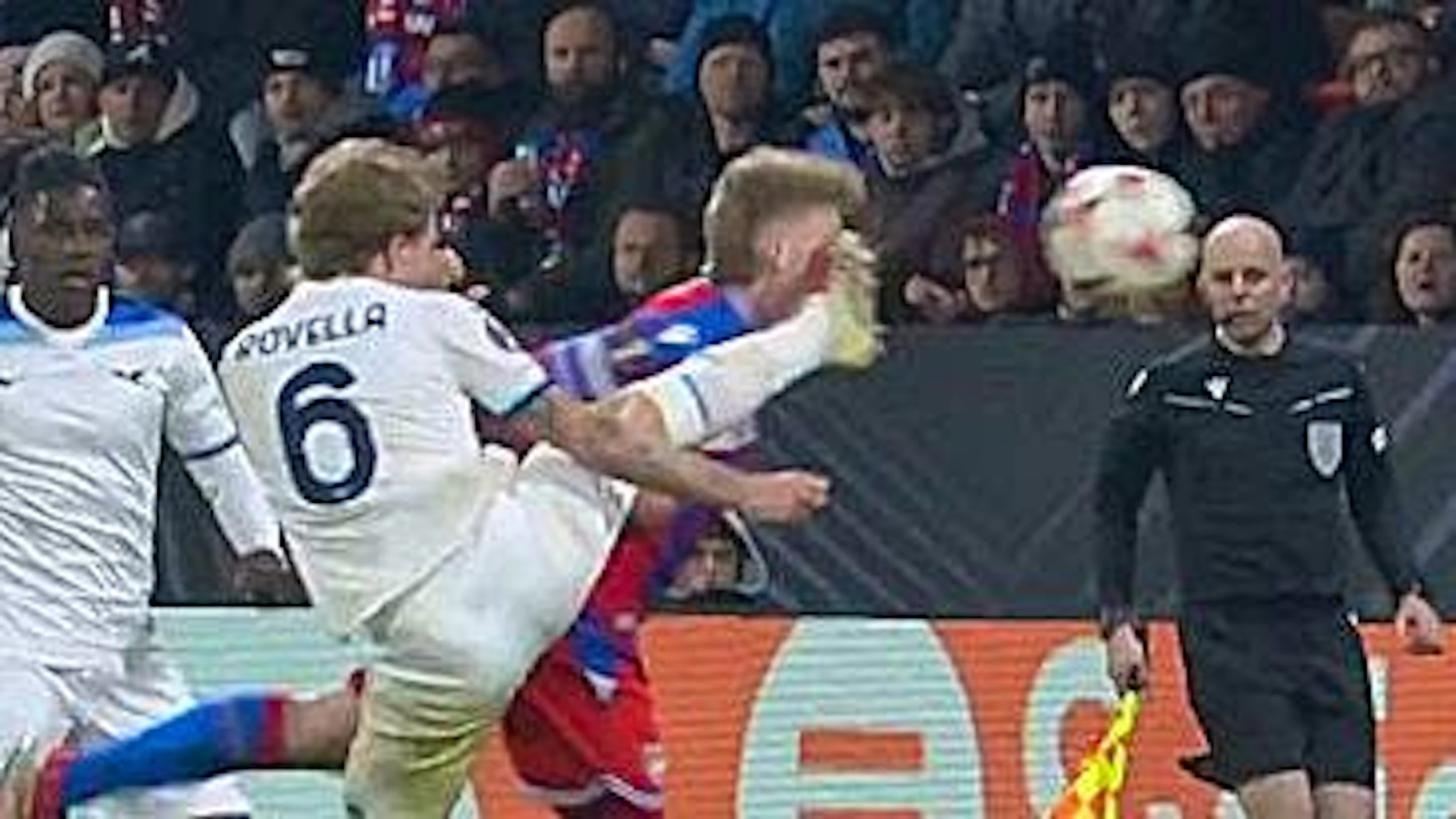 Für diesen brutalen Kick ins Gesicht sieht Lazios Nicolò Rovella die vielleicht unumstrittenste Rote Karte aller Zeiten.
