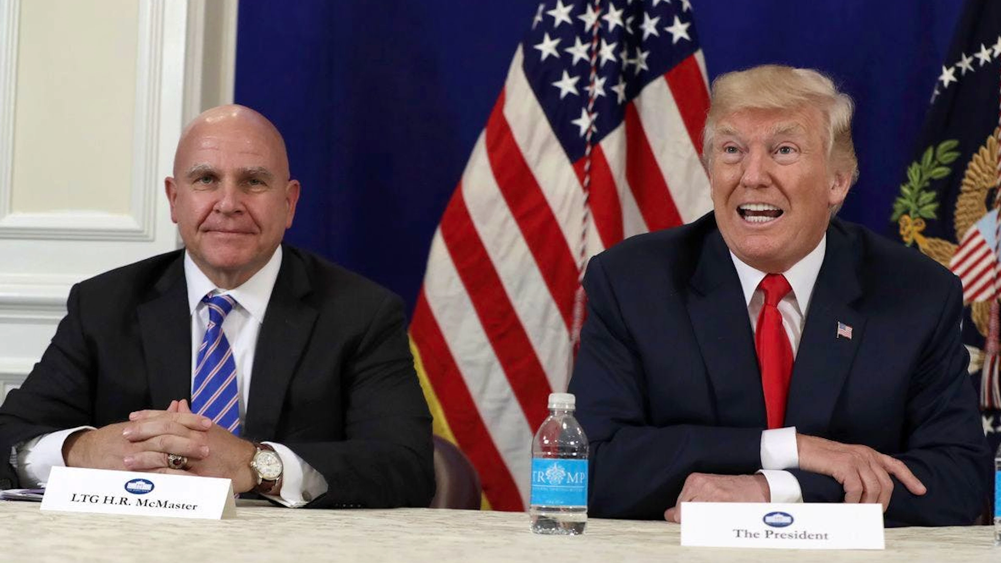 Sicherheitsberater H.R. McMaster und President Donald Trump im August 2017 in Bedminster, New Jersey.