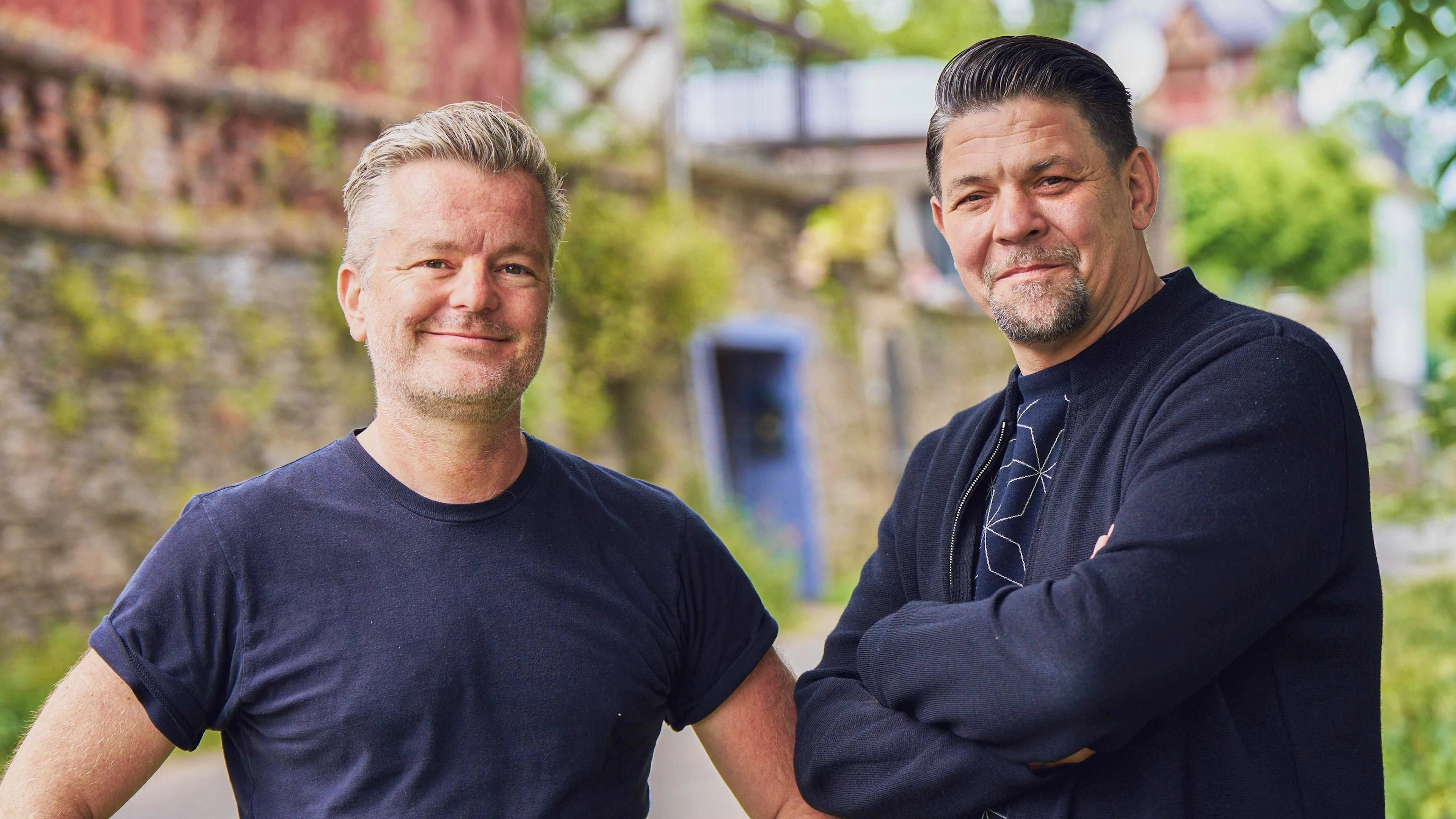 Zwei Kumpels, die aus ihrer Prominenz etwas Grosses machen: Nach dem Erfolg der mehrfach preisgekrönten VOX-Doku-Reihe «Zum Schwarzwälder Hirsch» startet der TV-Sender Vox jetzt ein Generationenprojekt mit André Dietz (links) und Tim Mälzer.