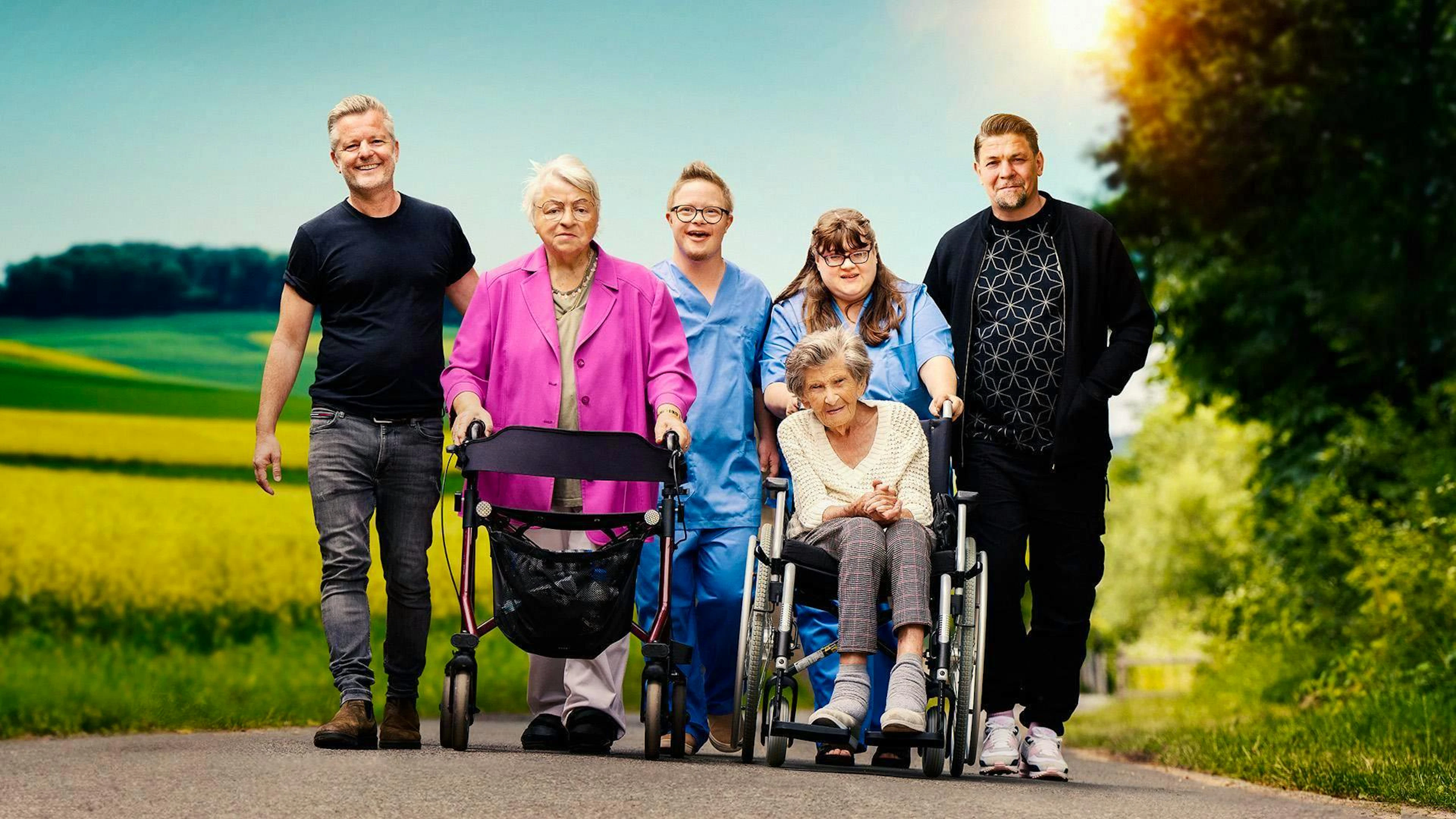 Sie setzen sich im TV-Experiment «Herbstresidenz» für ein neues Miteinander ein (von links nach rechts): André Dietz, Marianne Morbach, Louis, Sarah, Ilse Lang und Tim Mälzer.