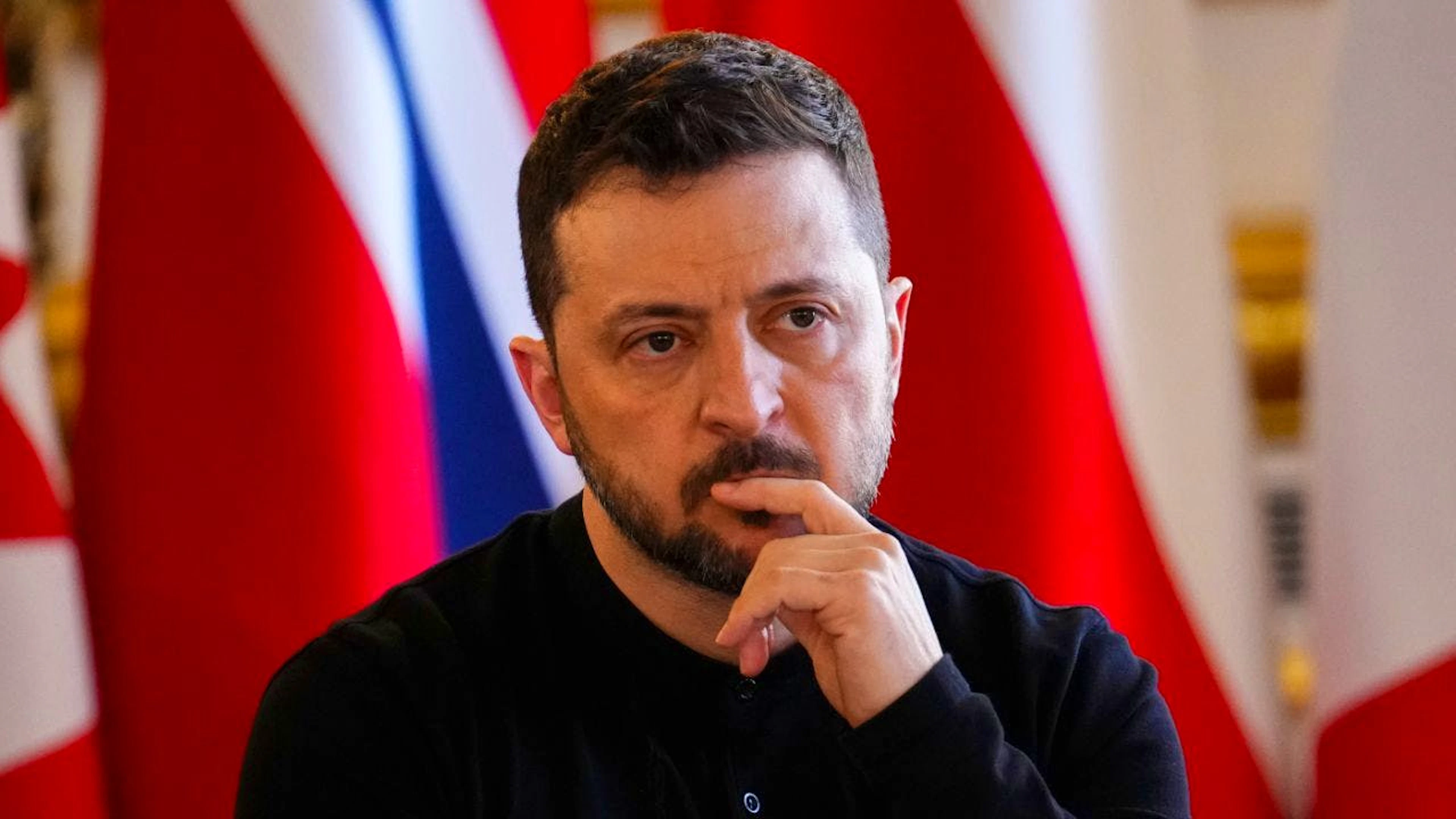 Der ukrainische Präsident Wolodymyr Selenskyj nimmt an einer Plenarsitzung während des Gipfels "Securing our Future" über die Ukraine und die europäische Sicherheit im Lancaster House in London teil. Foto: Sean Kilpatrick/The Canadian Press/AP/dpa