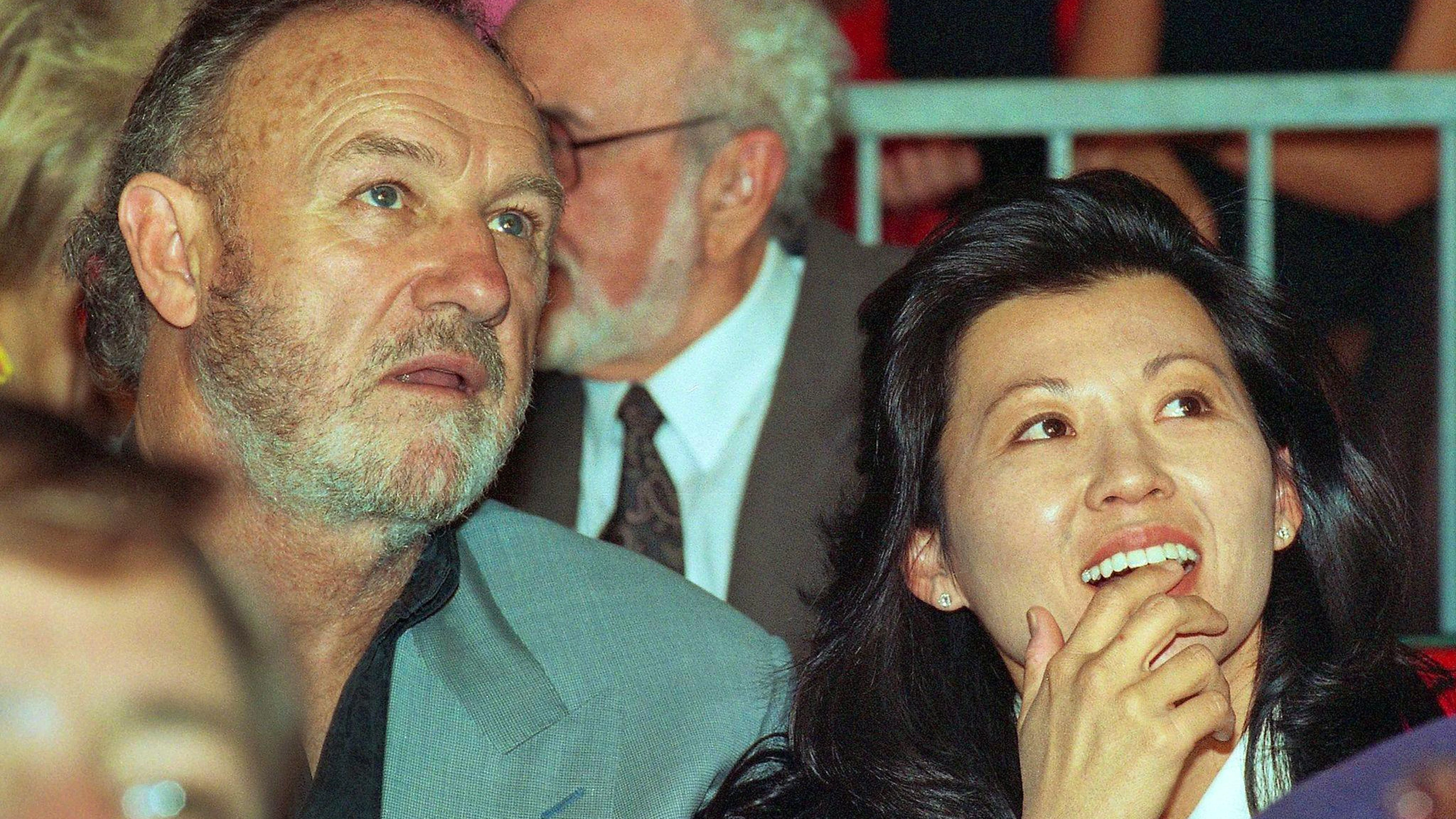 Der Schauspieler Gene Hackman mit seiner Frau Betsy Arakawa: Ihre Todesursache ist nun bekannt. (Archivbild von 1993)