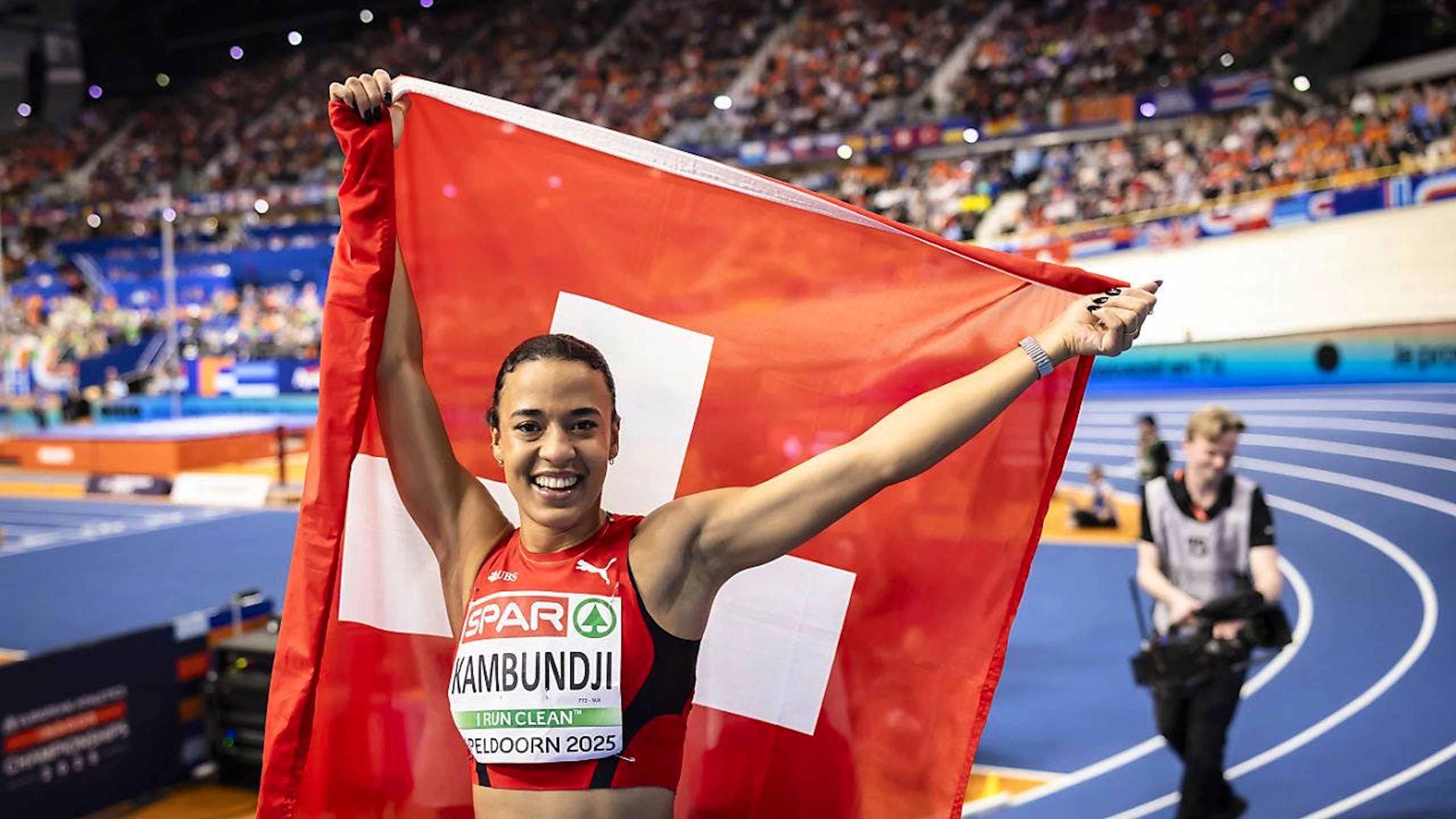 Jubel mit der Schweizer Flagge: Ditaji Kambundji läuft über 60 Meter Hürden in der Halle von Apeldoorn zum EM-Titel.
