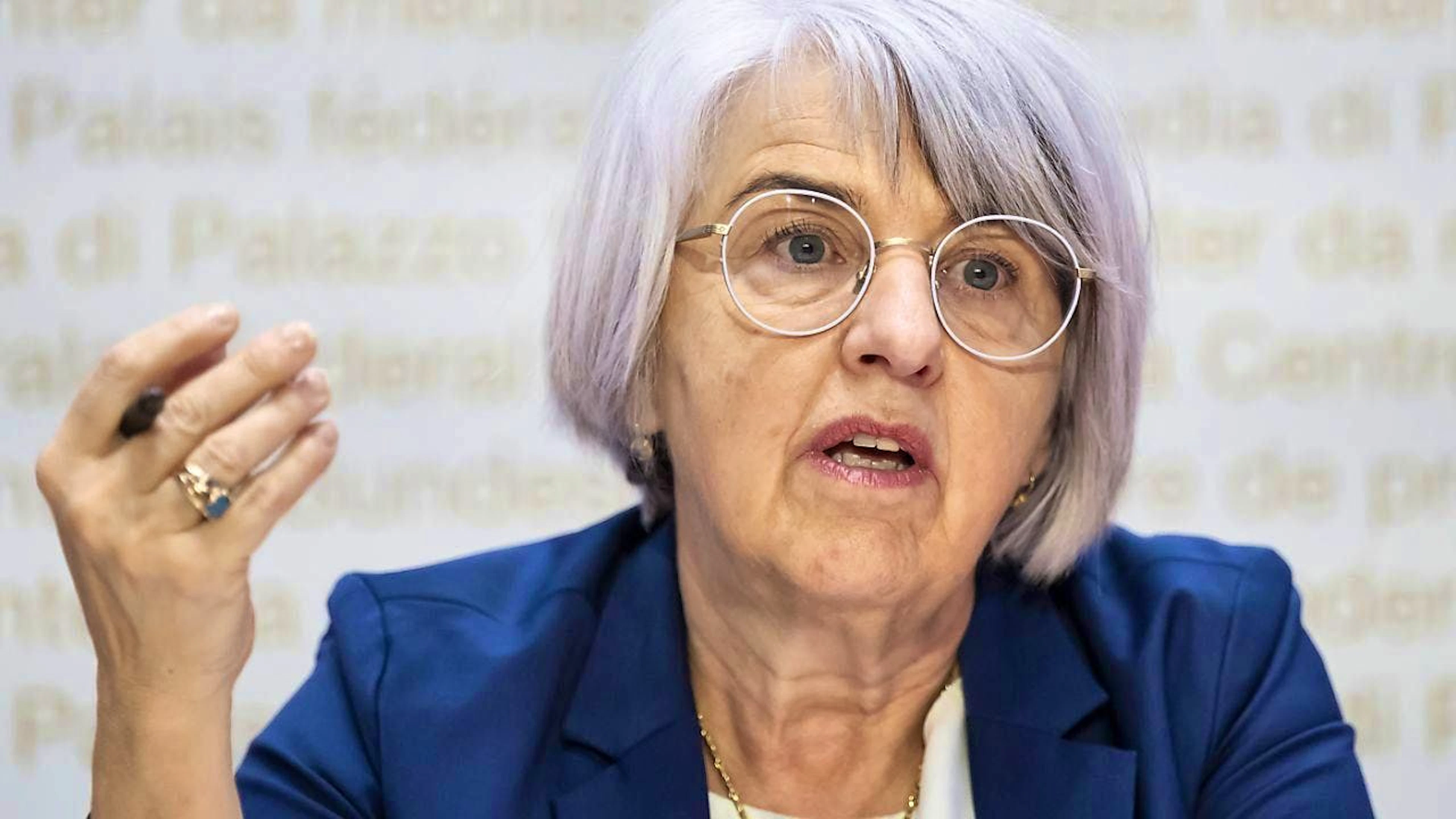 Federal Councillor Elisabeth Baume-Schneider explains to media representatives in Bern why the Federal Council rejects the popular initiative of the center for the abolition of the marriage penalty in the AHV.