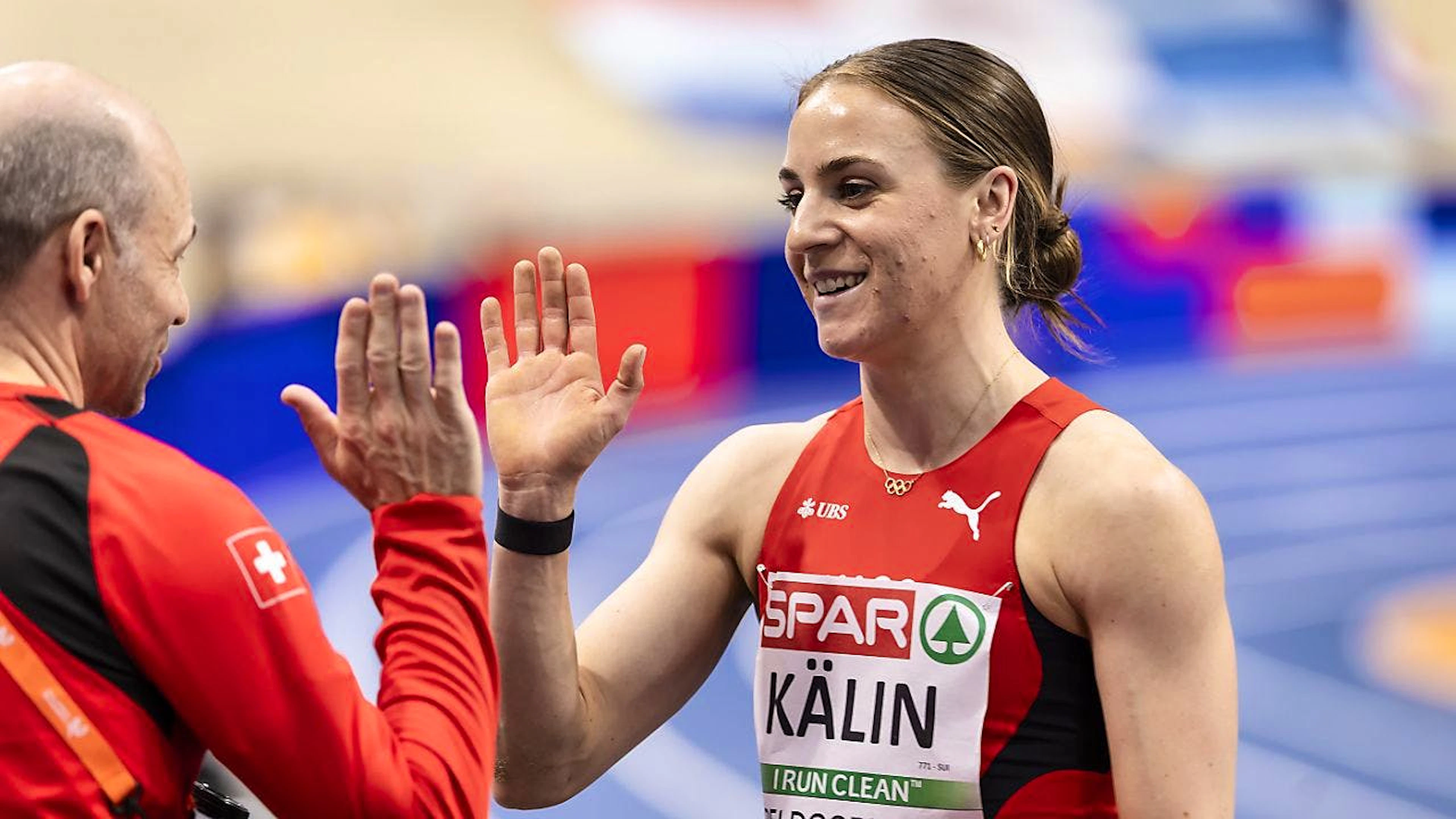 Abklatschen nach dem Rekordsprung: Annik Kälin und ihr Vater und Trainer Marco Kälin