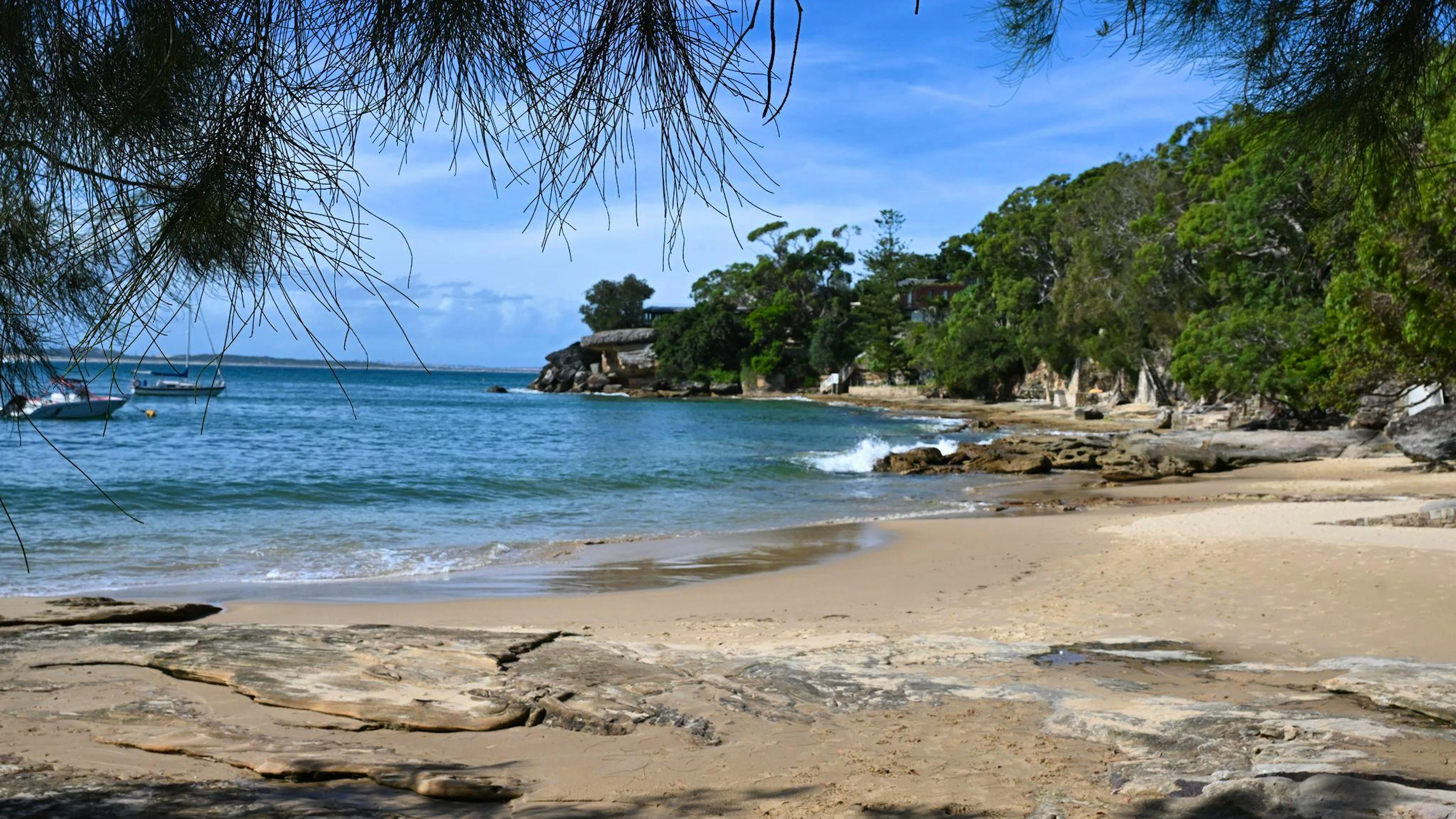 Augenzeugen am Gunyah Beach eilten der Frau zu Hilfe - und retteten ihr vermutlich das Leben.