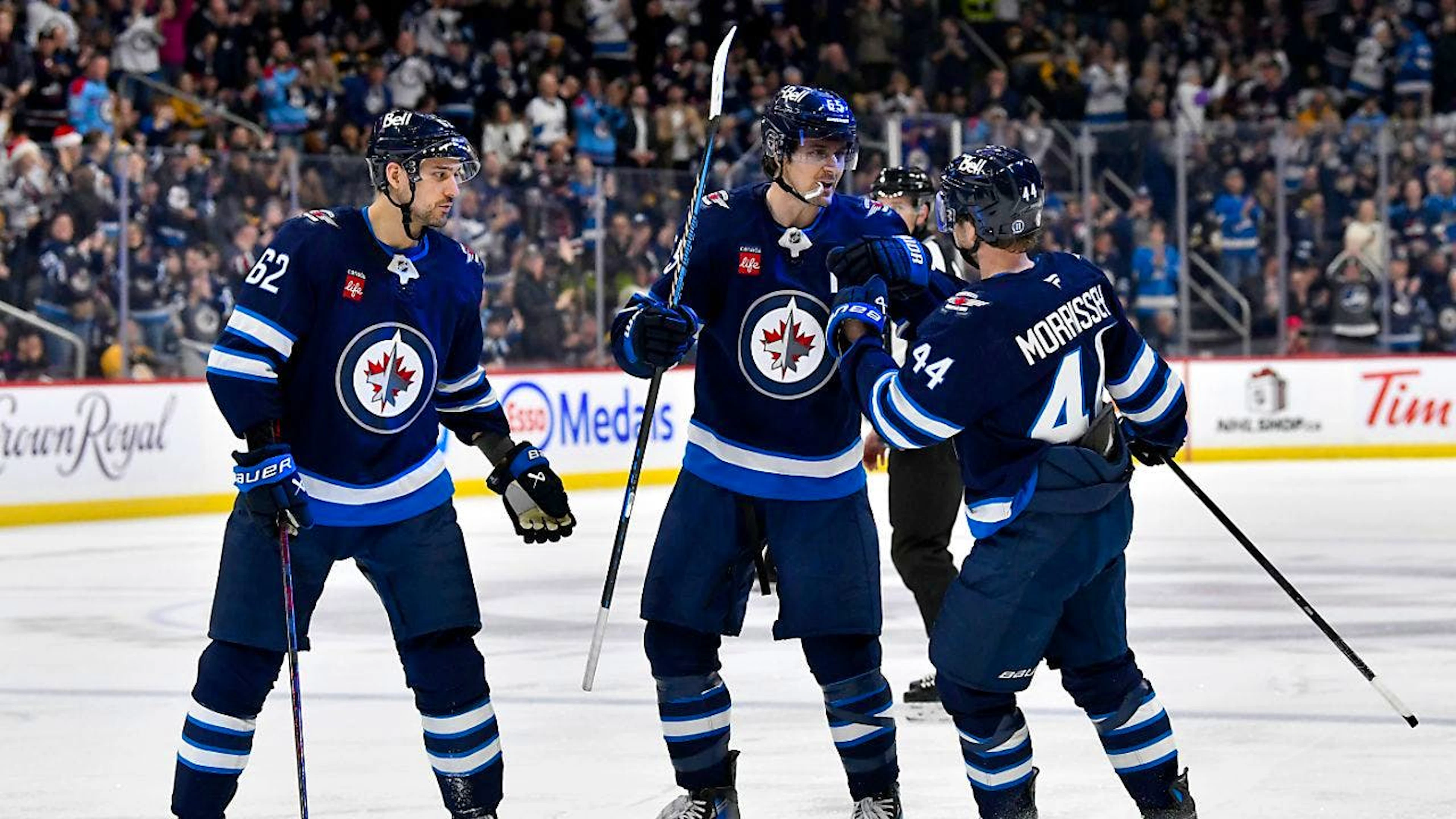 Nino Niederreiter (links) kehrt mit den Winnipeg Jets zum Siegen zurück
