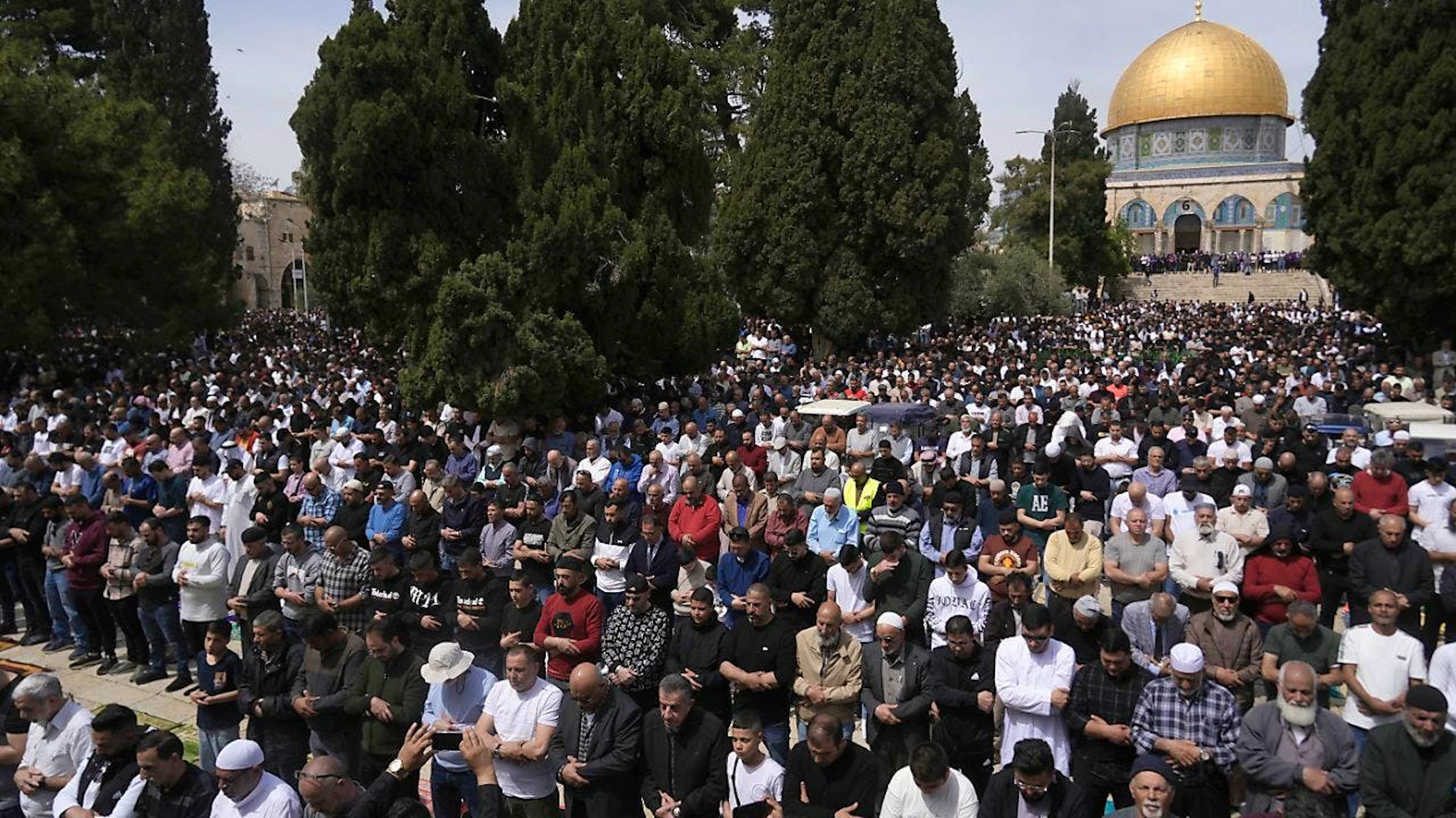 ARCHIV - Muslime beten auf dem Gelände der Al-Aksa-Moschee. Foto: Mahmoud Illean/AP/dpa