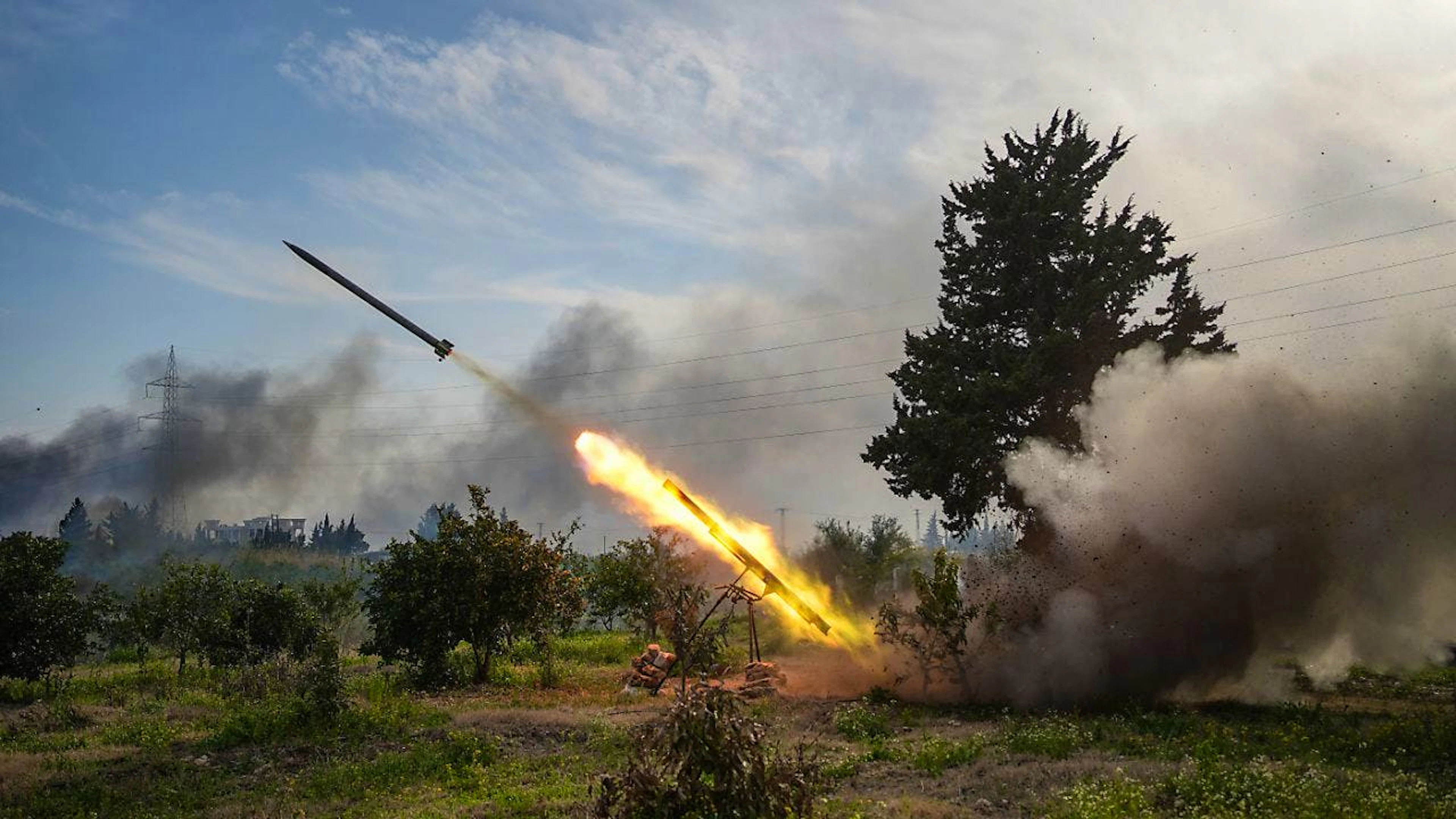 Syrische Streitkräfte feuern eine Rakete auf Kämpfer ab, die mit dem gestürzten syrischen Präsidenten al-Assad verbunden sind. Foto: Moawia Atrash/dpa