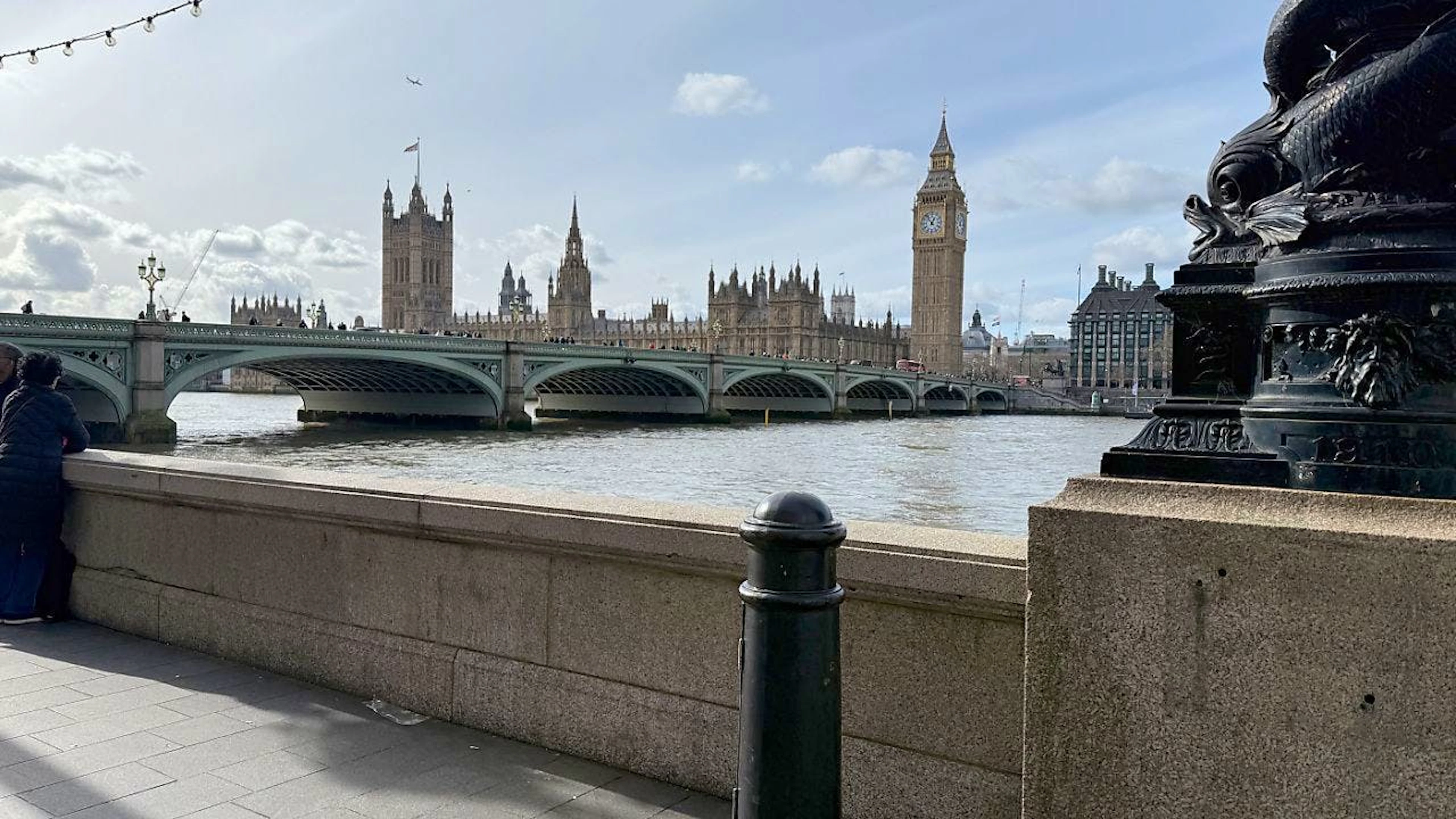 ARCHIV - Das Südufer der Themse mit Blick auf das britische Parlament und den Elizabeth Tower mit der Glocke Big Ben. Foto: Julia Kilian/dpa/Archivbild