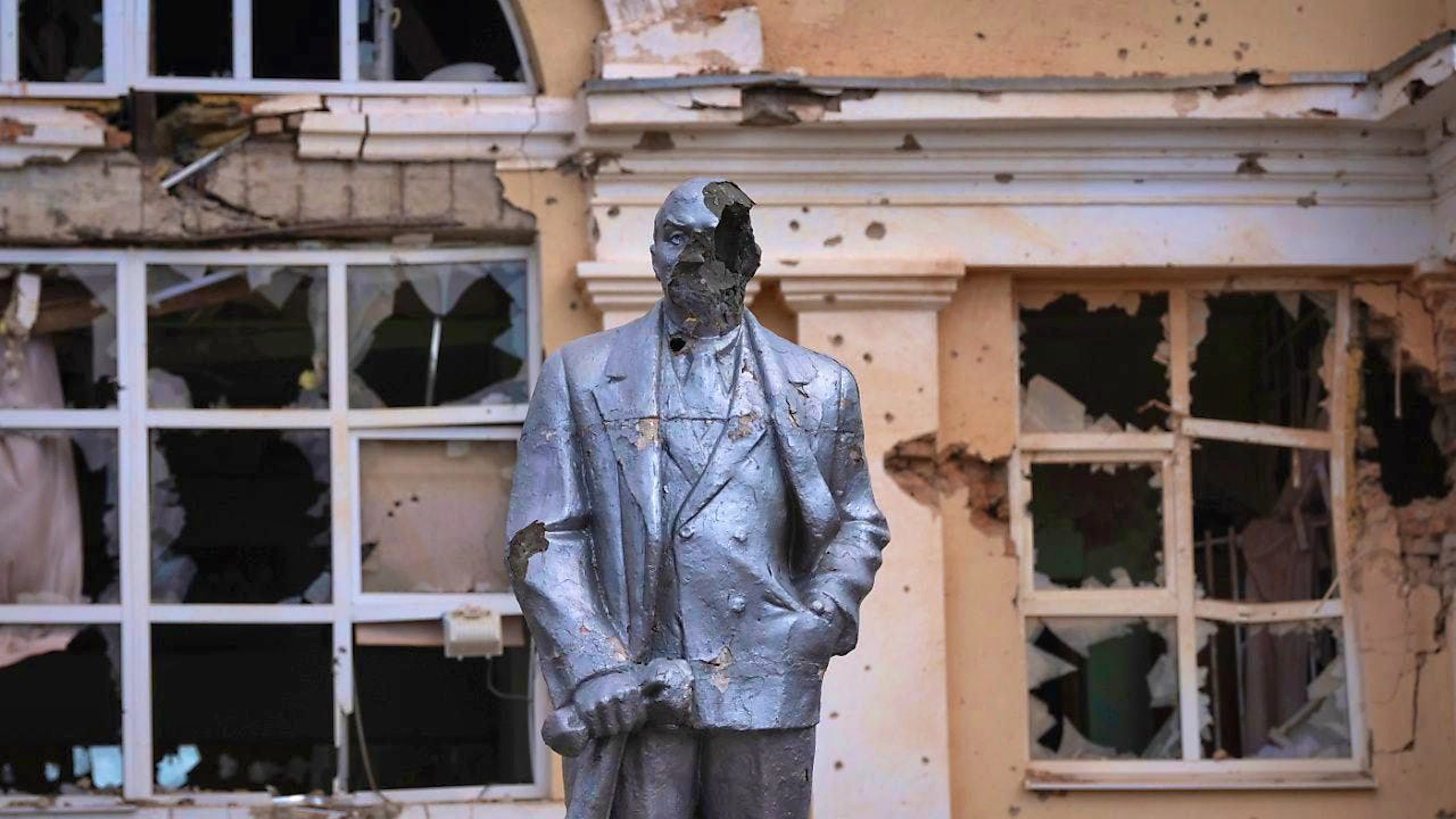 ARCHIVE - A damaged monument to the founder of the Soviet Union, Vladimir Lenin, stands in Sudzha (archive photo). Photo: Uncredited/AP/dpa