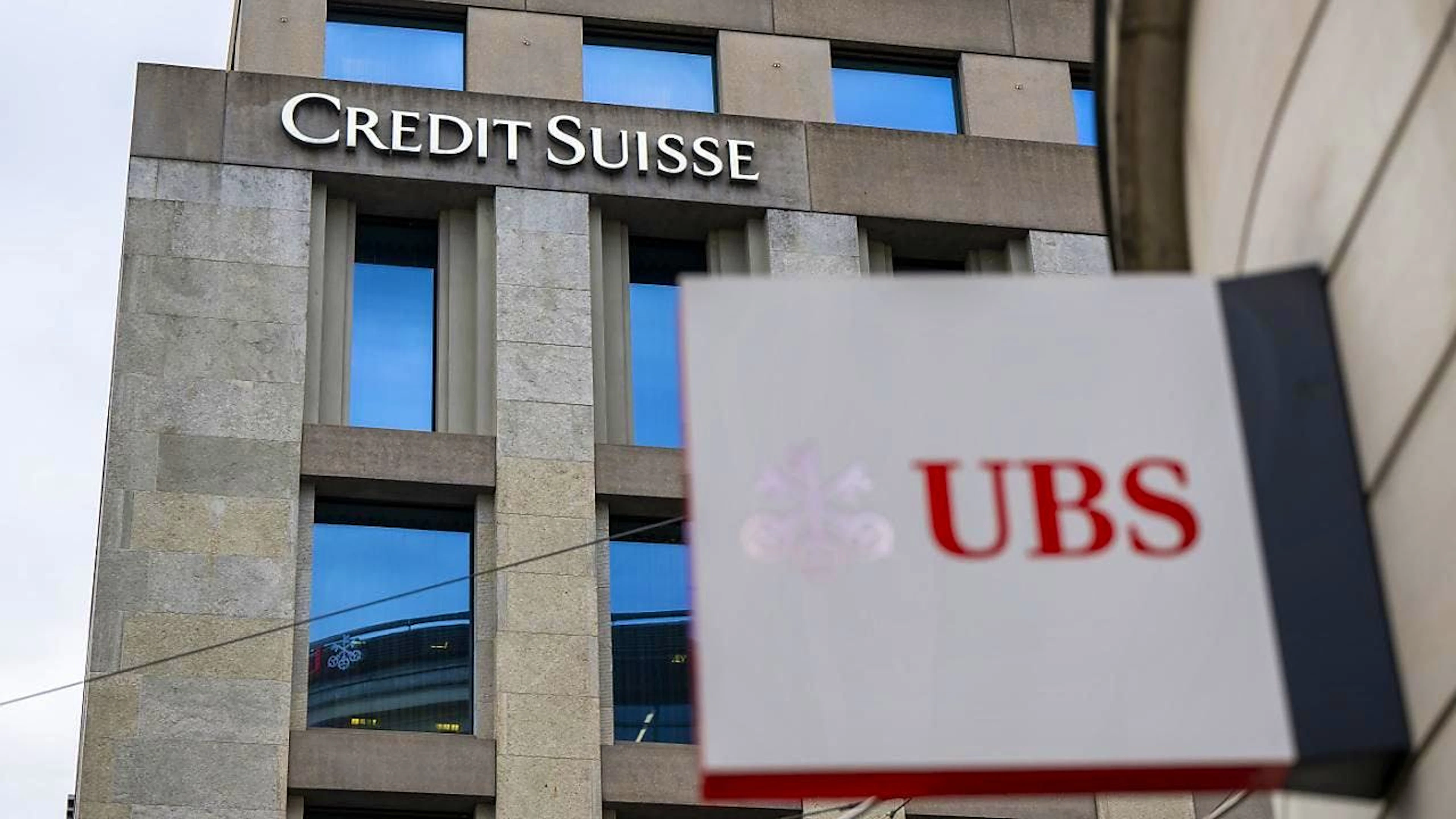 Für ihren Bericht zum Funktionieren der Bundesbehörden in der CS-Krise hat die Parlamentarische Untersuchungskommission (PUK) der Eidgenössischen Räte vom Ständerat gute Noten erhalten. Heute ist die Credit Suisse in der UBS aufgegangen.