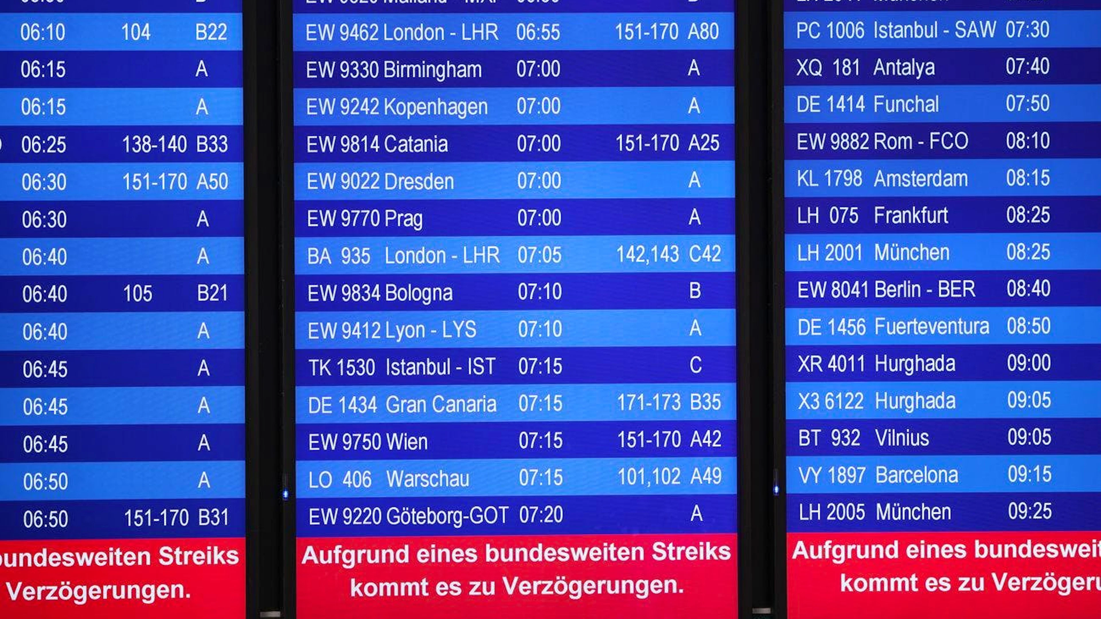 Die Anzeigentafel für abgehende Flüge warnt am Montag vor Verzögerungen im Abflugbereich des Terminalgebäudes im Flughafen Düsseldorf.