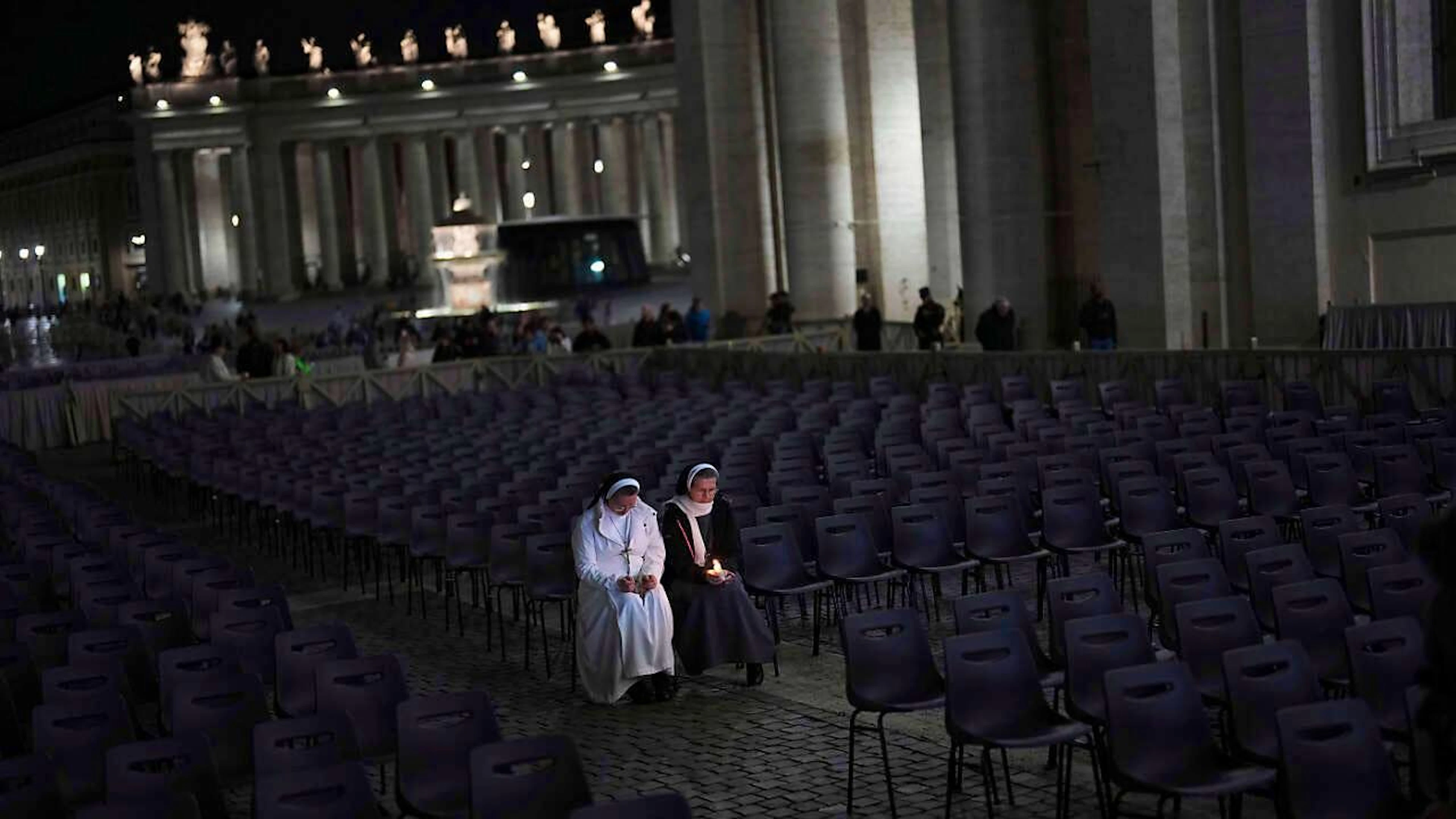 dpatopbilder - Katholische Nonnen beten ein Rosenkranzgebet für Papst Franziskus auf dem Petersplatz im Vatikan. Foto: Francisco Seco/AP/dpa