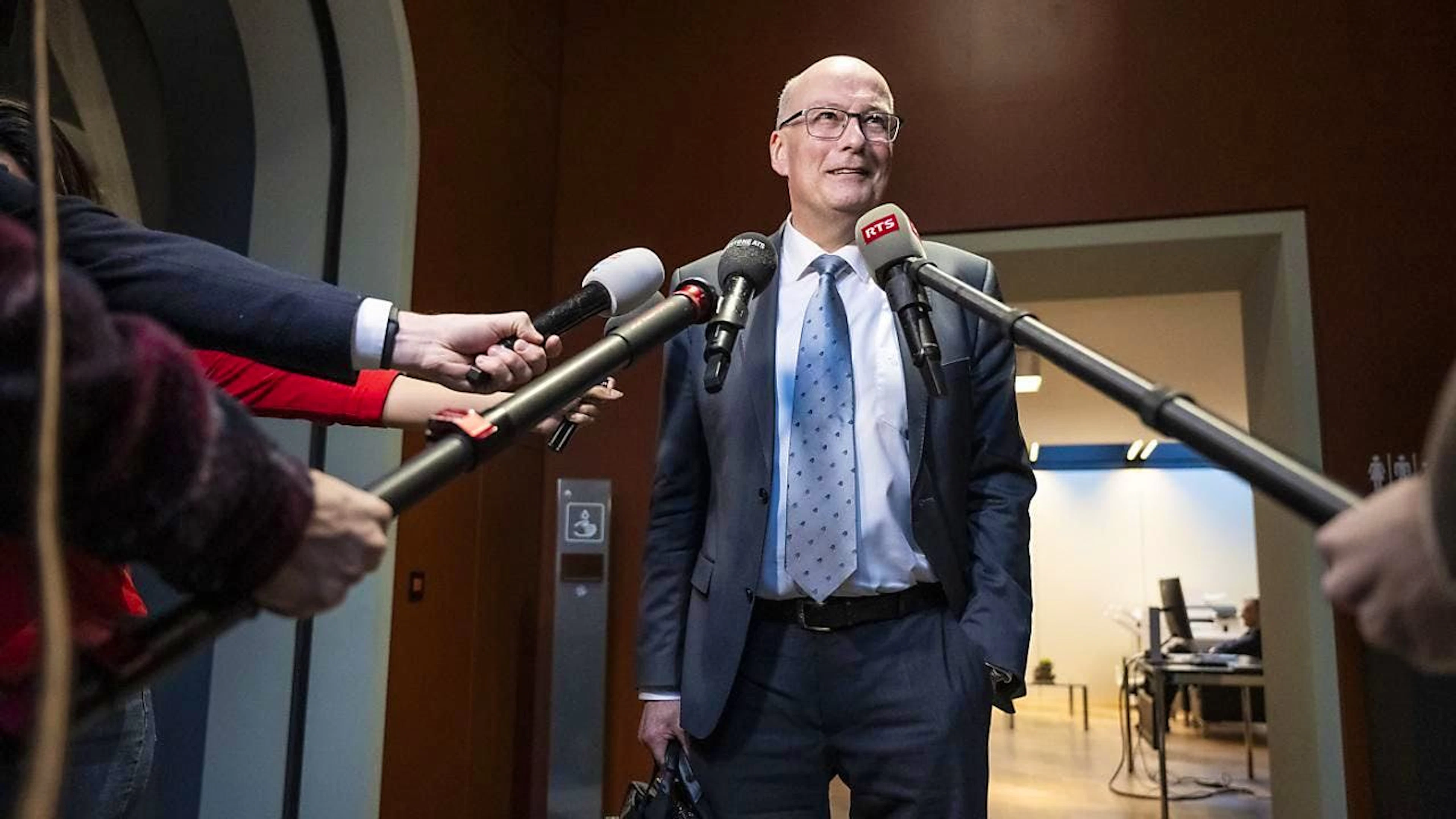 Er hat offenbar bei seinem Hearing vor der SVP-Fraktion überzeugt: Mitte-Bundesratskandidat Markus Ritter, hier vor einer Woche nach dieser Anhörung. (Archivbild)