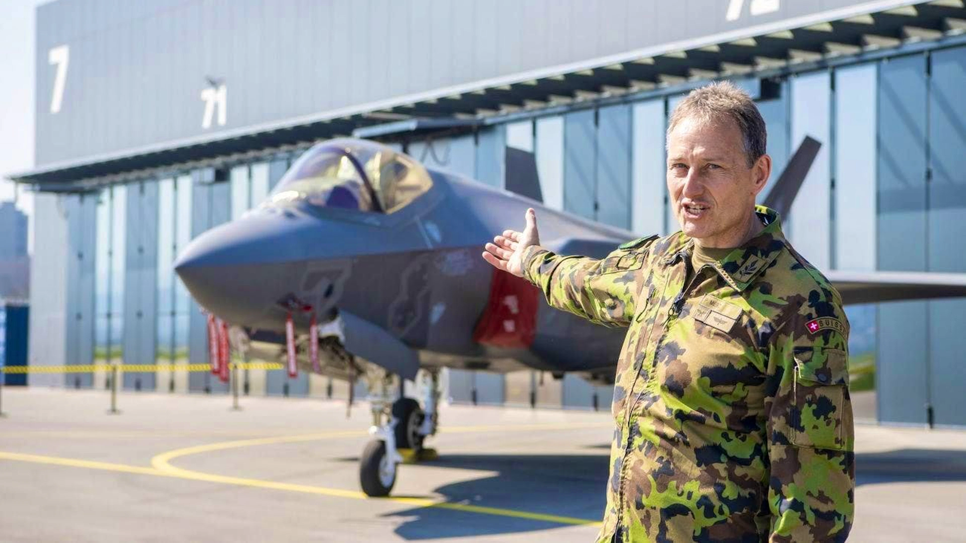 Peter Merz in front of an Italian F-35 in Emmen in March 2022.