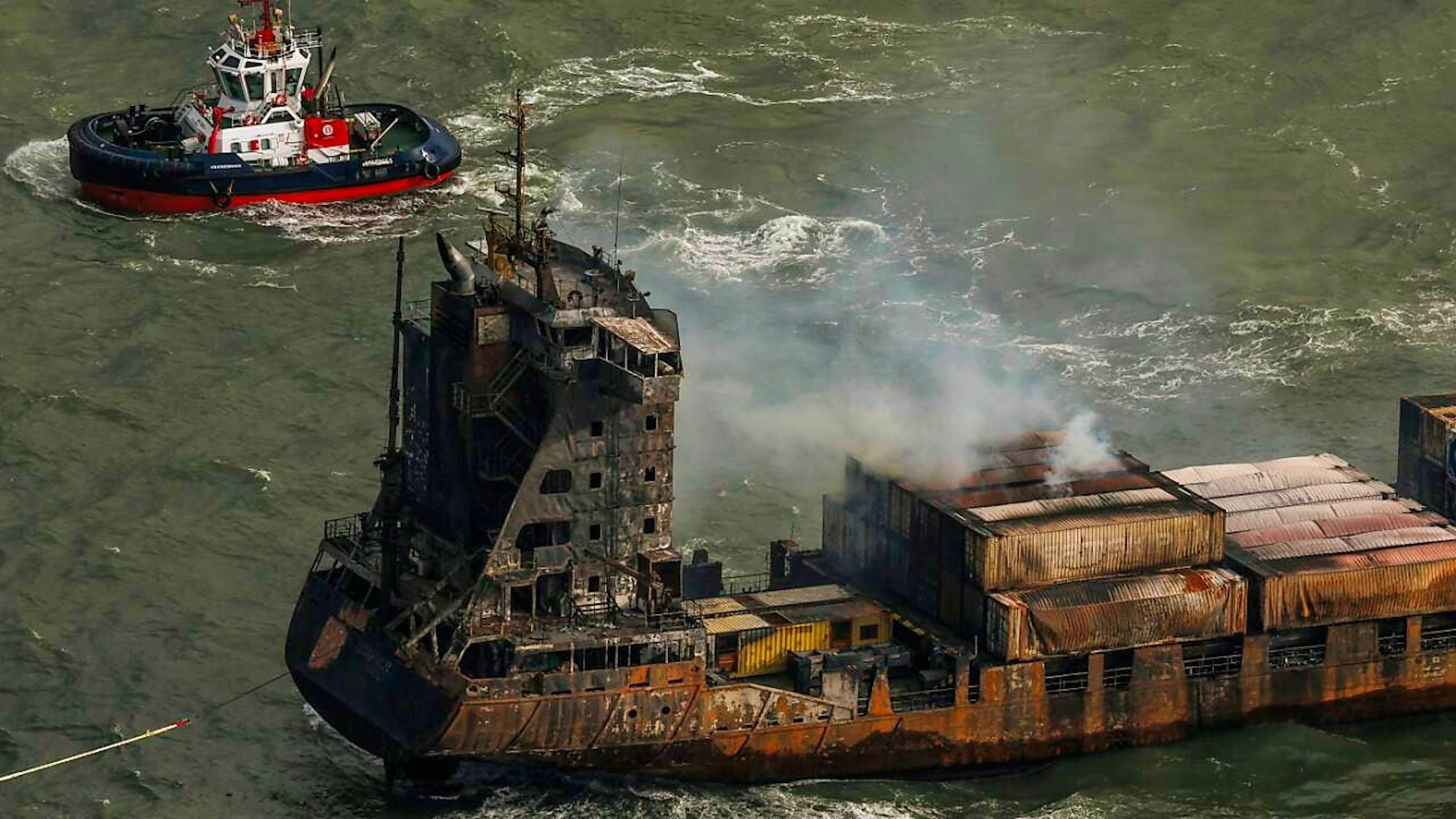 dpatopbilder - Rauchschwaden vom Frachtschiff MV Solong in der Nordsee vor der Küste Yorkshires in England, nachdem er am Montag mit dem Öltanker MV Stena Immaculate kollidiert war. Foto: Dan Kitwood/getty pool/AP/dpa