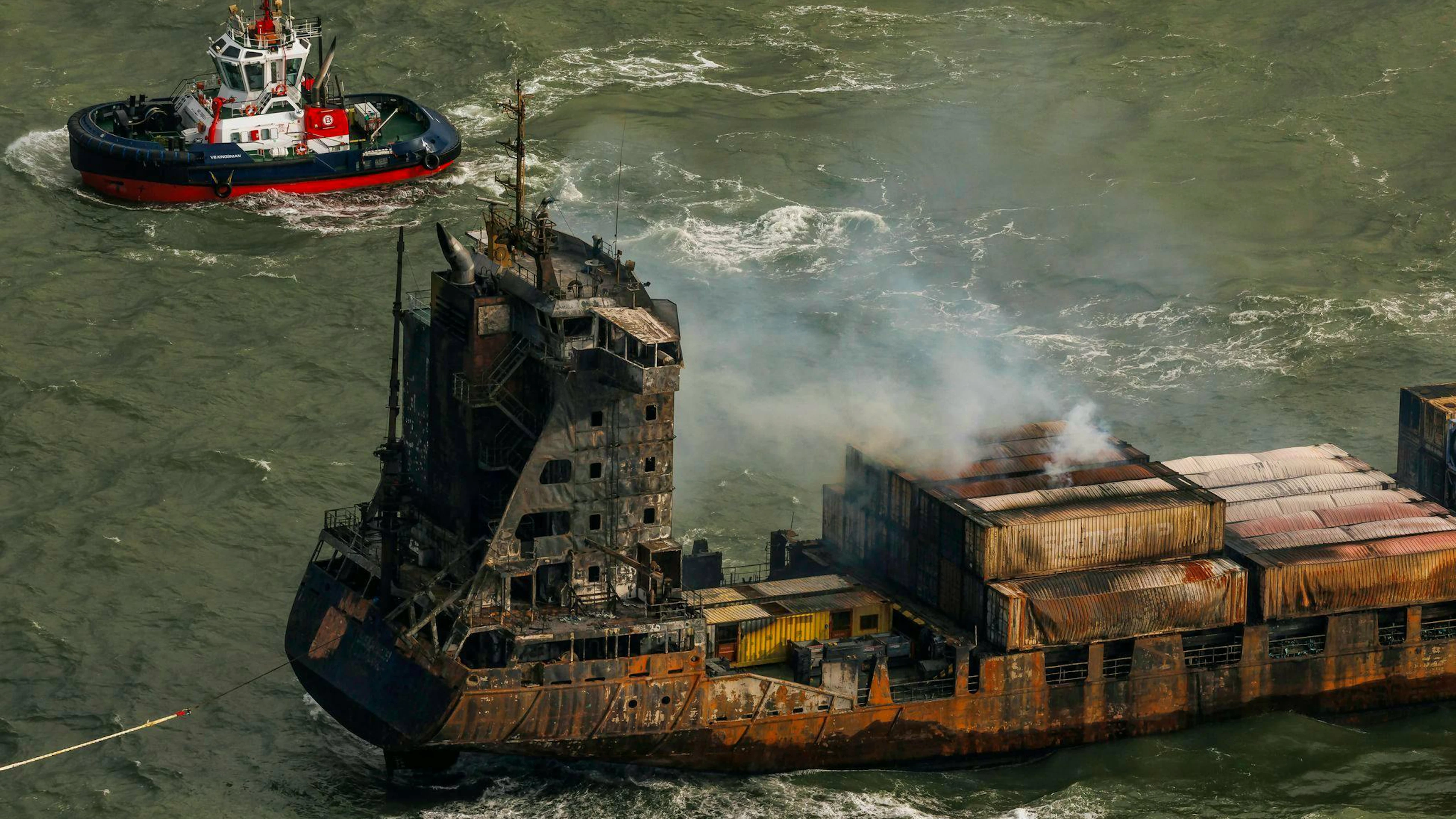 Rauch auf dem Frachtschiff «Solong» nach der Kollision zweier Schiffe in der Nordsee.