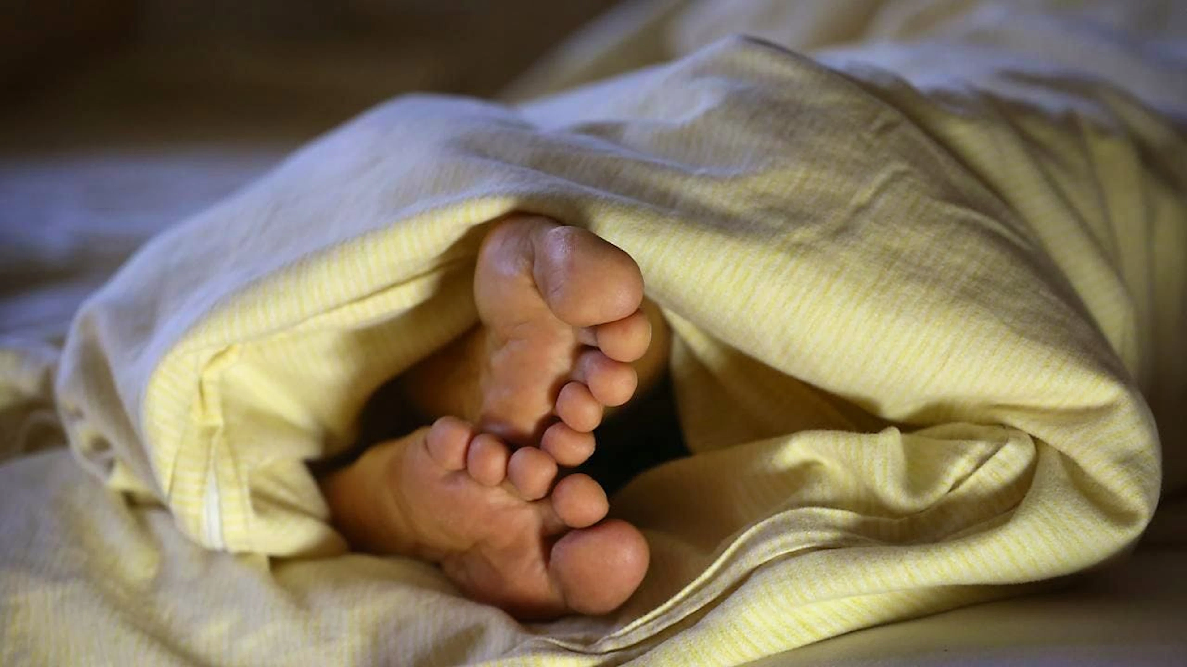 Hatten die in einer Studie untersuchten Personen ein Schlafdefizit von bis zu zwei Stunden, erhöhte sich das Risiko für eine Erkältung um ein Drittel. (Archivbild)
