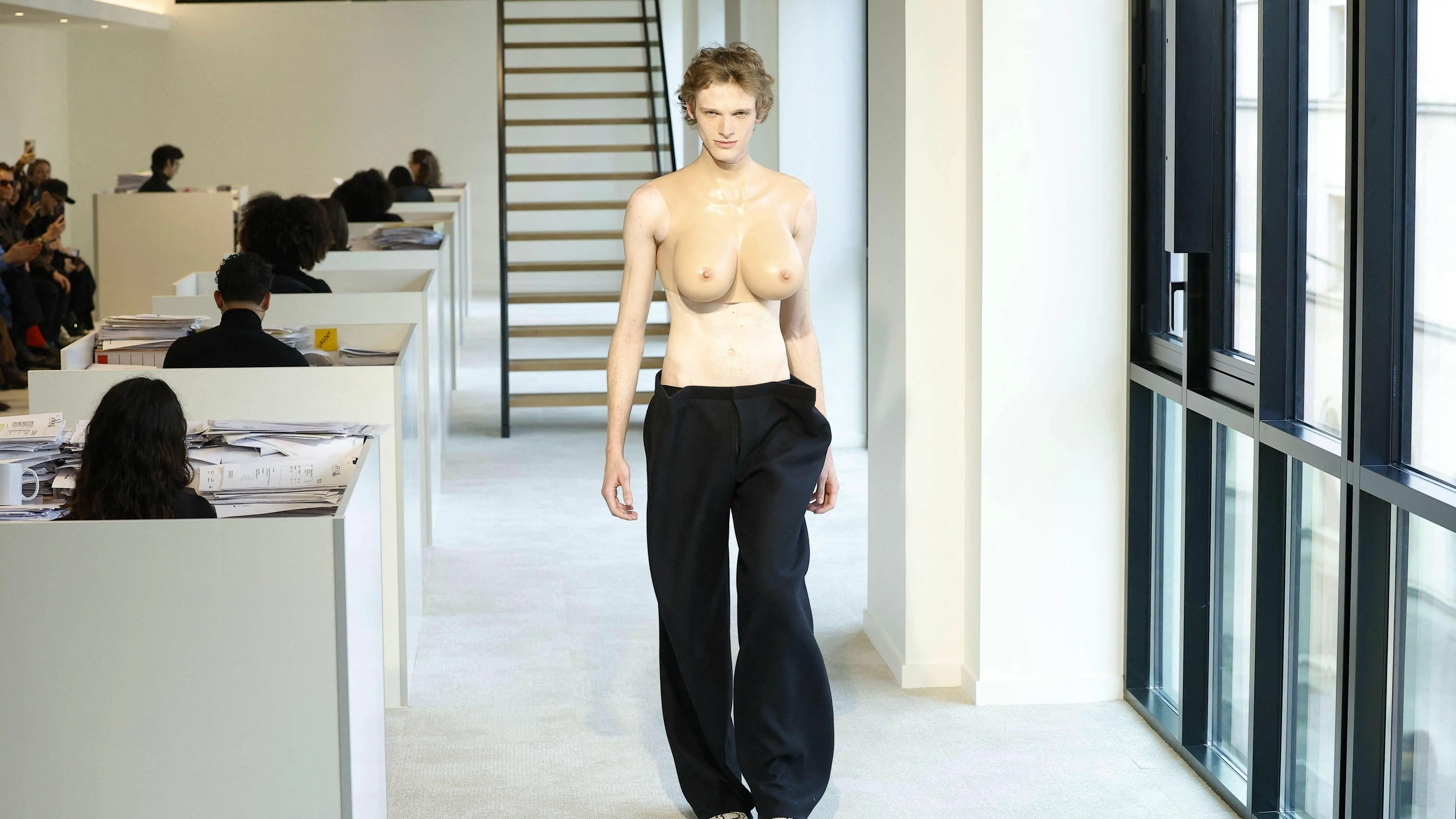Designer Duran Lantink schickte auf der Paris Fashion Week ein optisch männliches Model mit einer weiblichen Brust auf den Laufsteg.