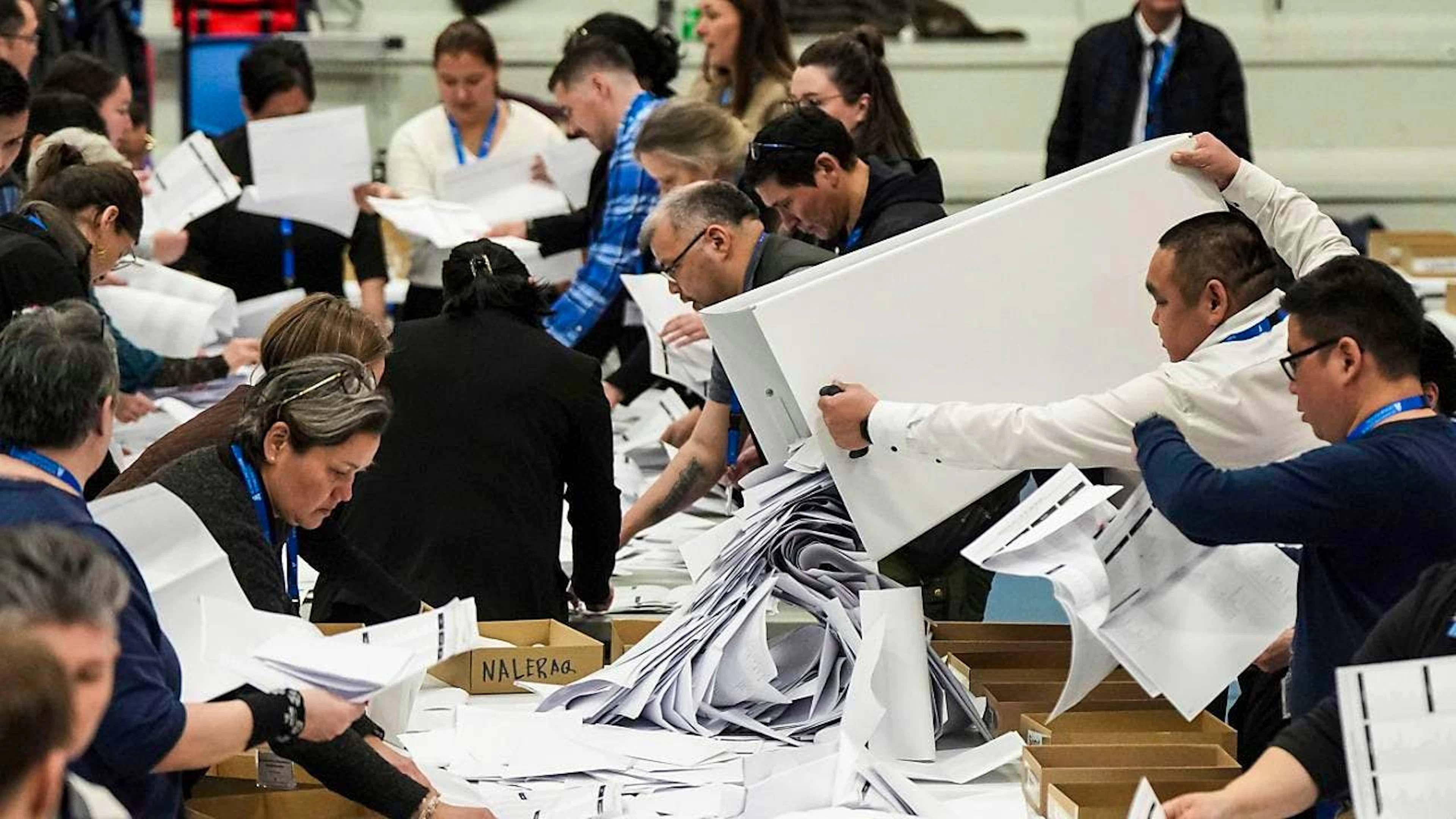 Wahlhelfer bereiten sich auf die Auszählung der Stimmen während der Parlamentswahlen vor. Foto: Evgeniy Maloletka/AP/dpa