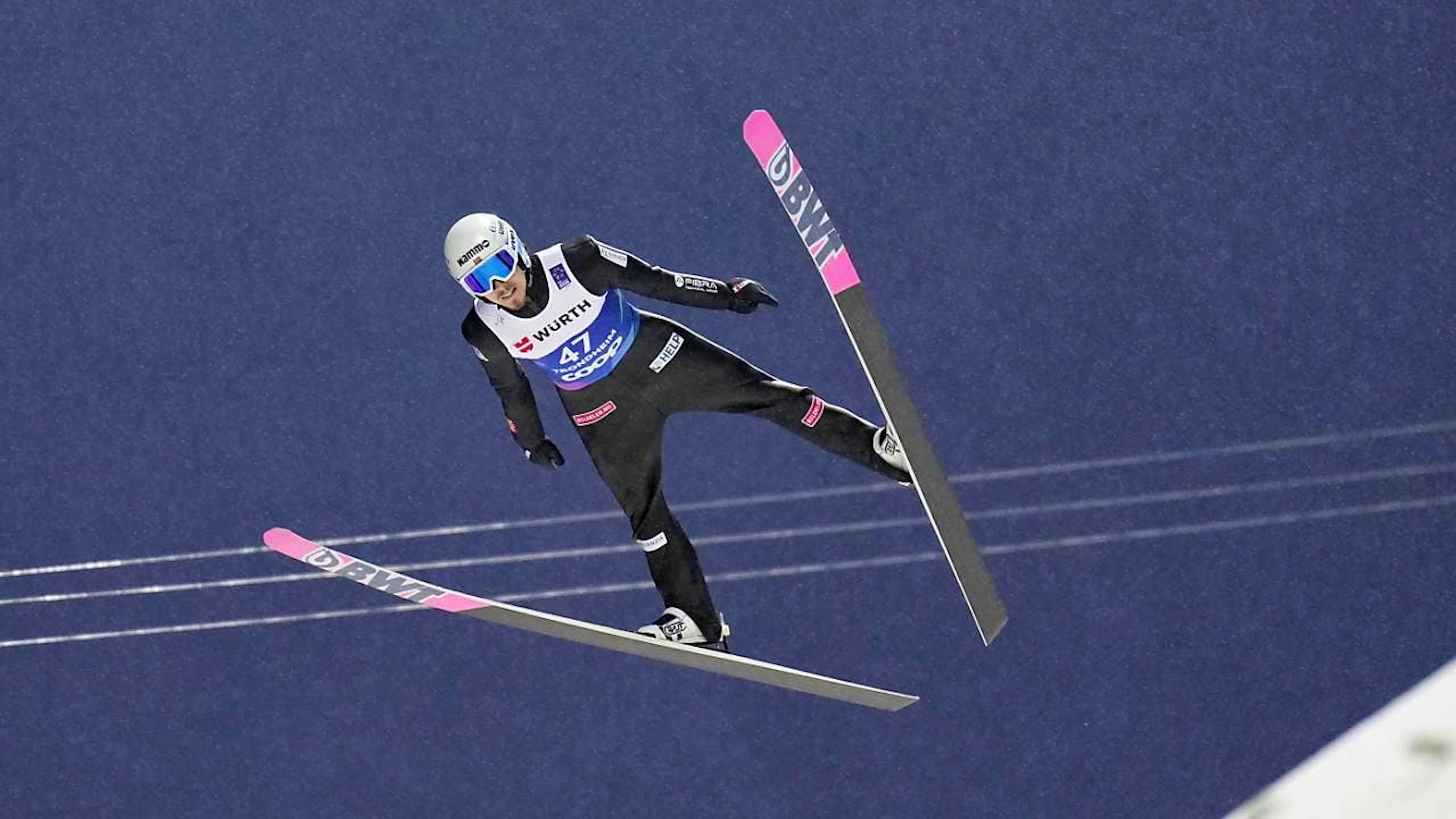Johann André Forfant in Trondheim im manipulierten Anzug