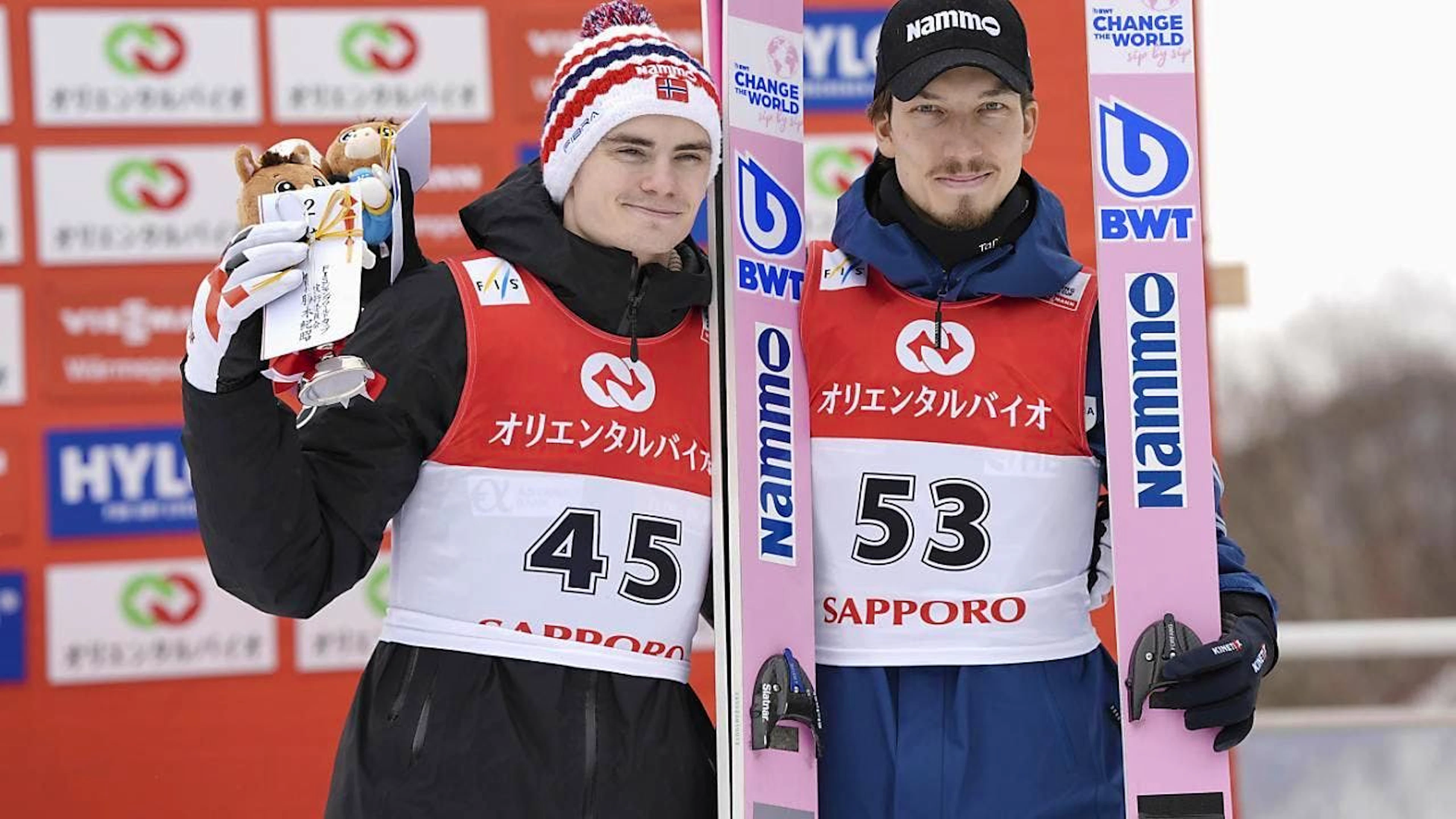 Die norwegischen Skispringer Marius Lindvik (links) und Johann André Forfang dürfen vorerst nicht mehr am Weltcup teilnehmen