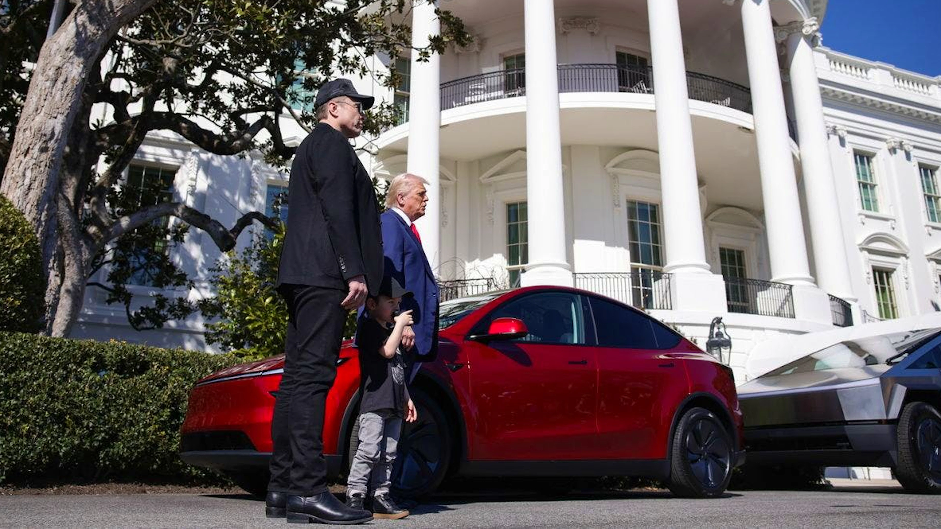 Elon Musk (links) und Donald Trump posieren mit Teslas vor dem Weissen Haus: Der Südafrikaner hat schon wieder seinen Sohn zum rund 35-minütigen Pressetermin mitgenommen.