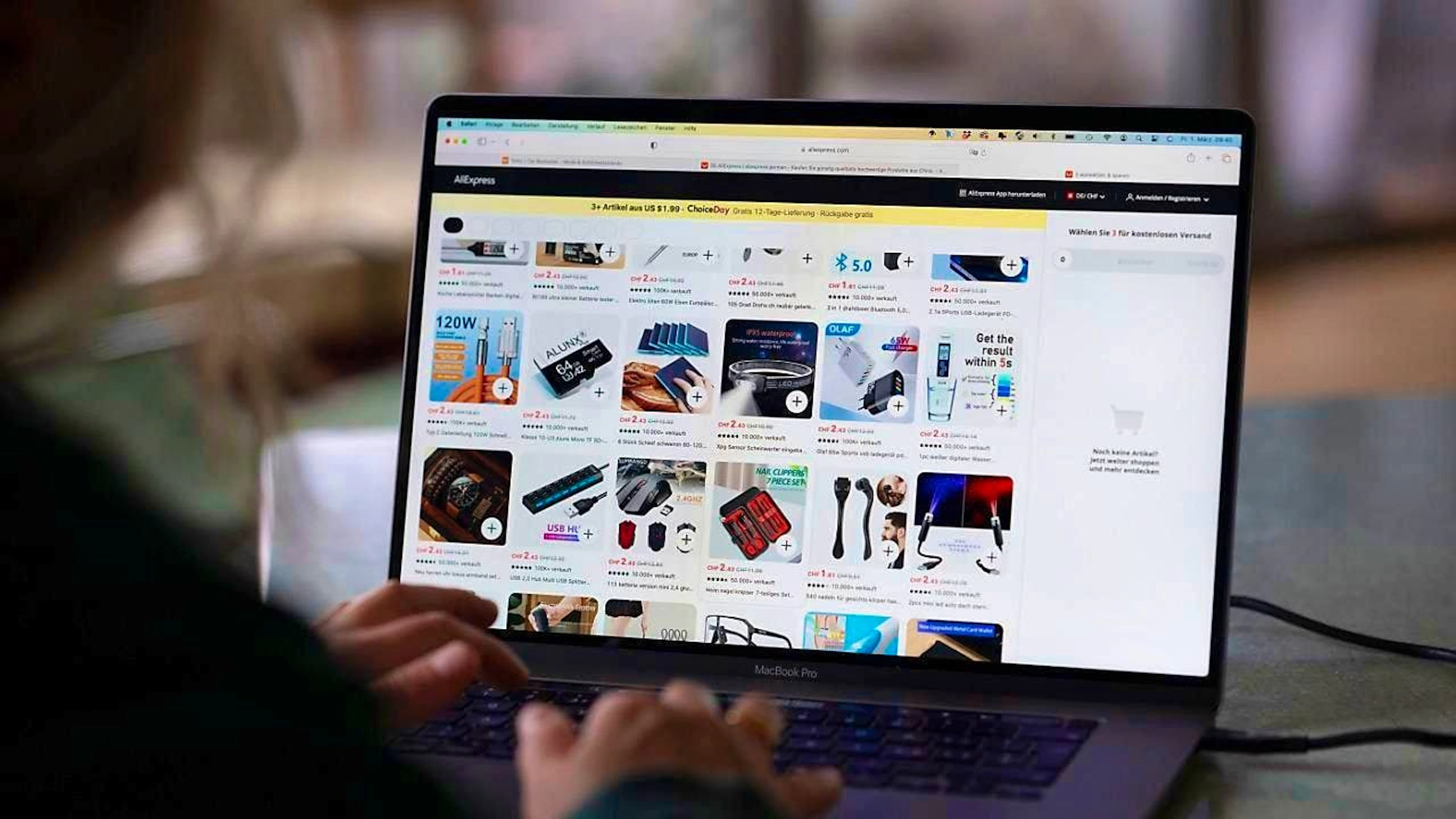 Online retail is growing in Switzerland. More goods were ordered online in 2024, especially from abroad.(symbolic image)