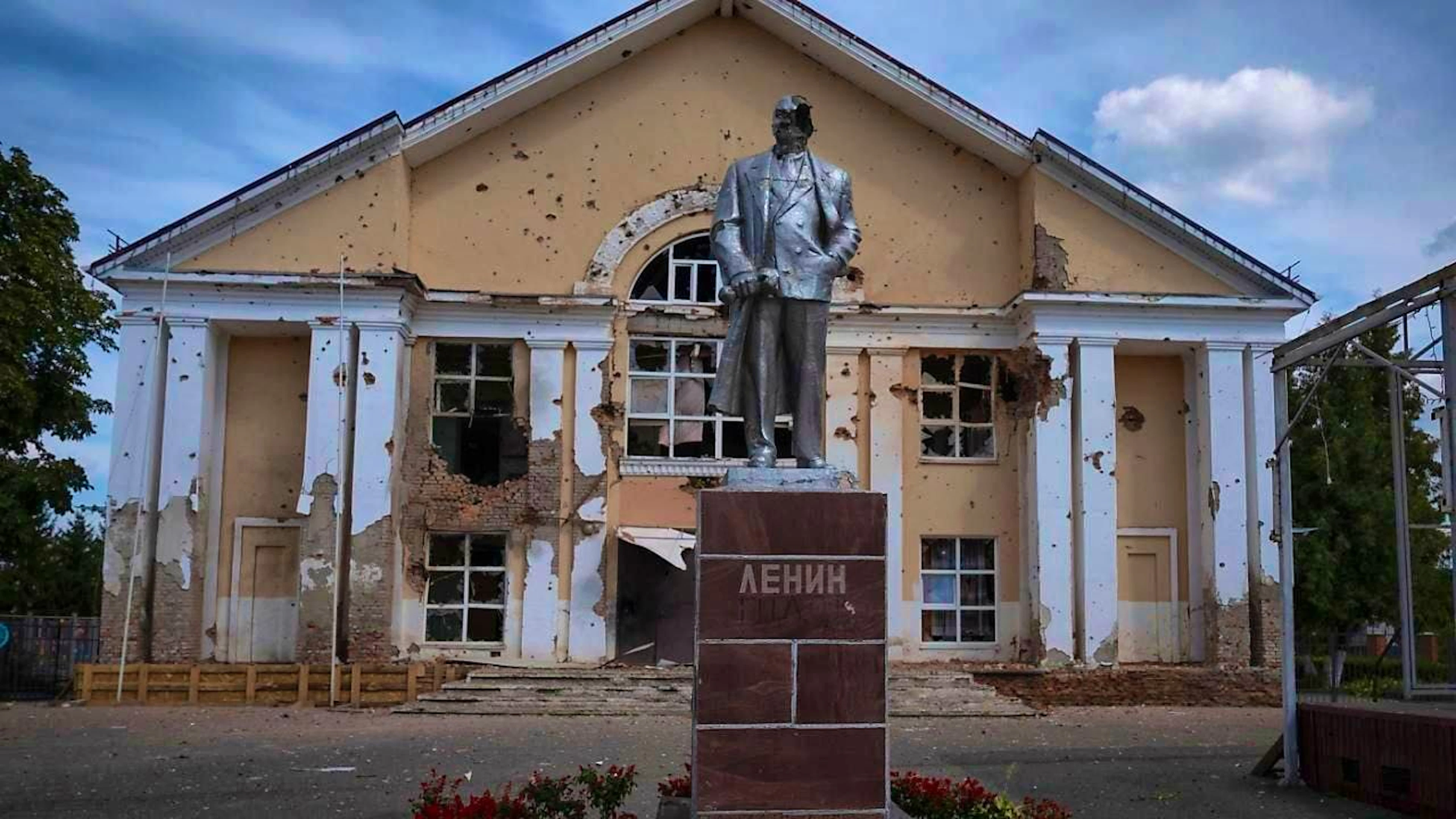 ARCHIVE - A damaged monument to the founder of the Soviet Union, Vladimir Lenin, stands in Sudzha (archive photo). Photo: Uncredited/AP/dpa