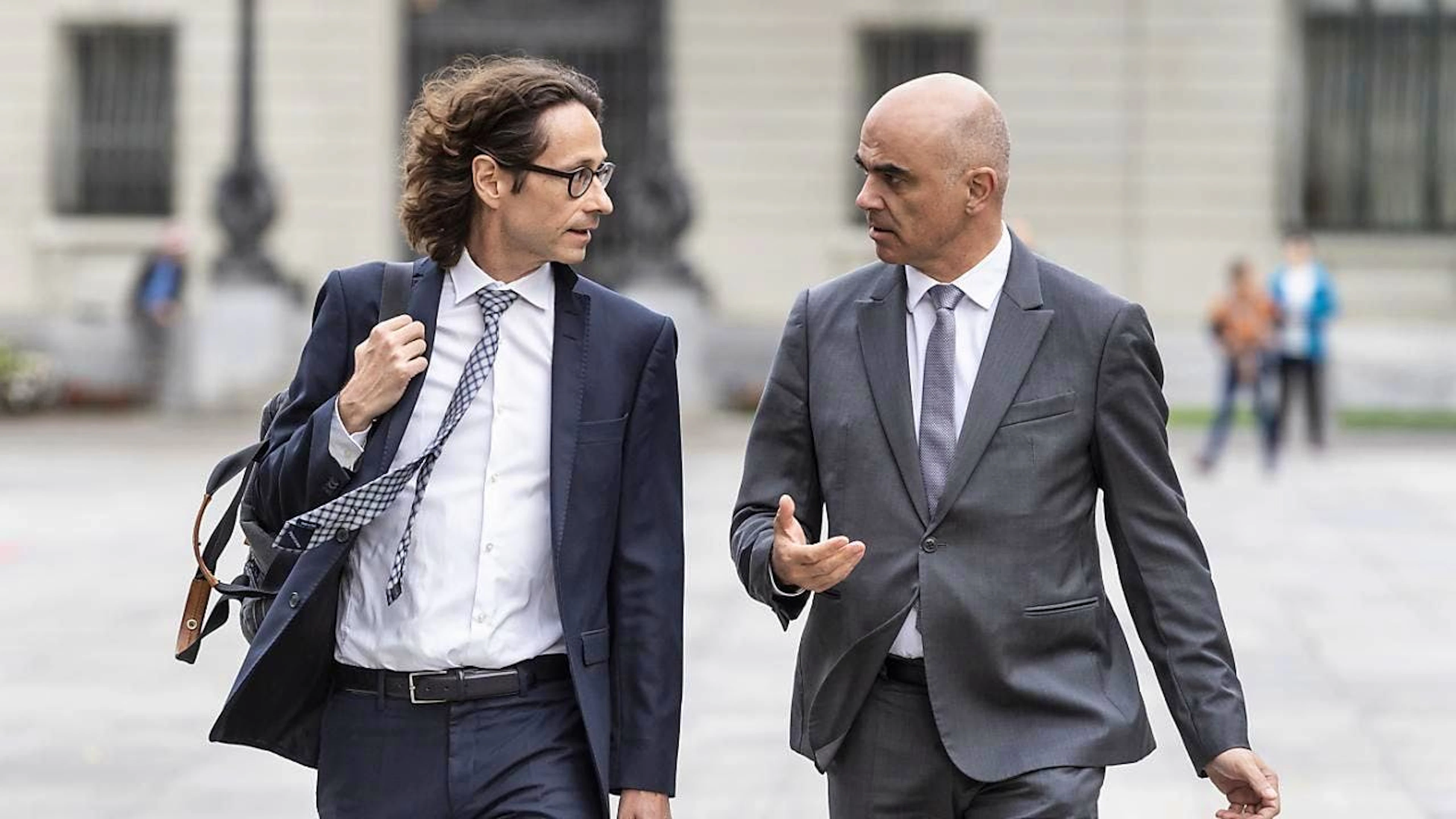 Die Bundesanwaltschaft stellt das Verfahren gegen Peter Lauener (links) den ehemaligen Kommunikationschef des damaligen Bundesrats Alain Berset (rechts), einstellen.