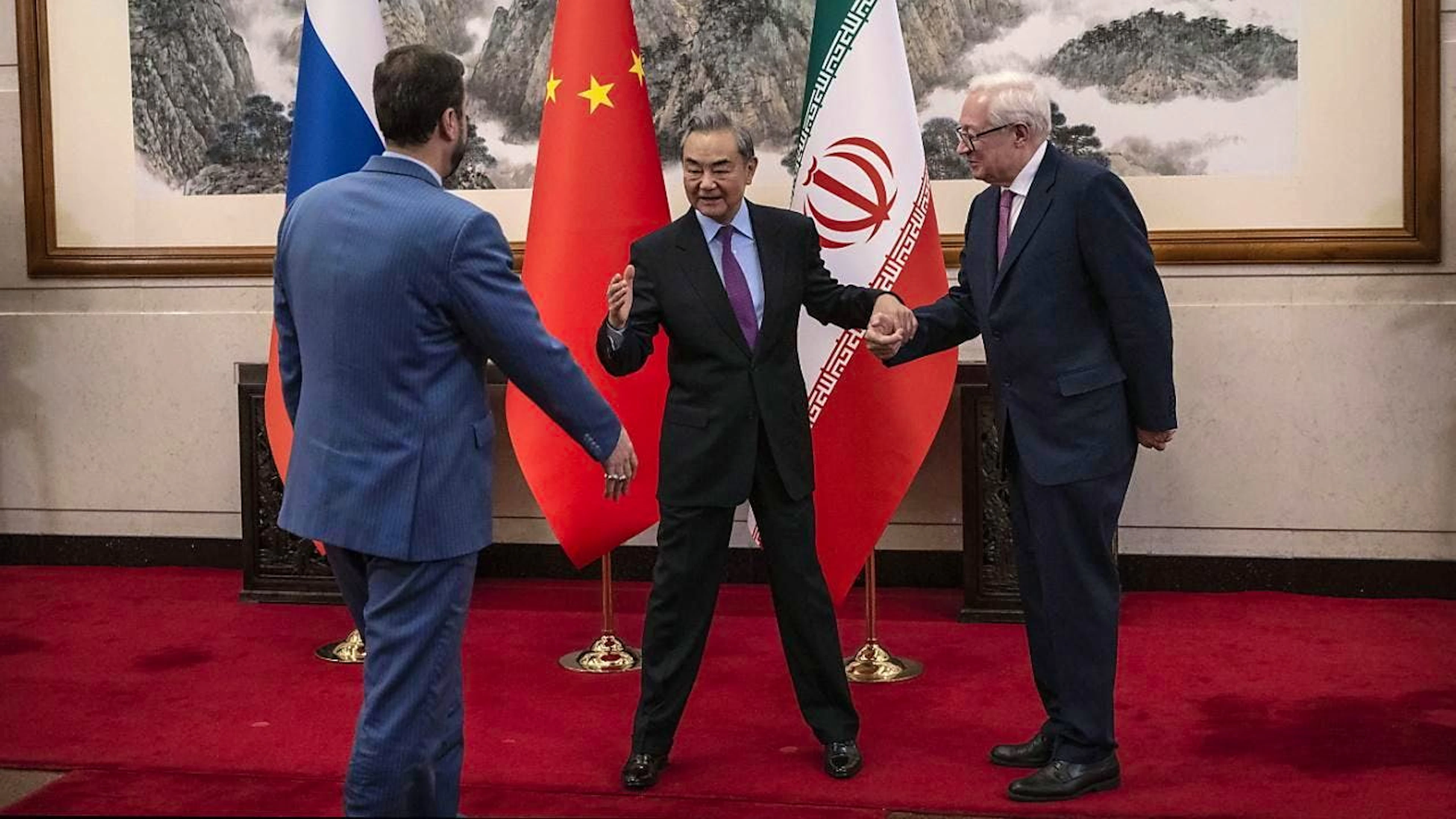 Le chef de la diplomatie chinoise Wang Yi (au centre) accueille les vice-ministres des affaires étrangères iranien et russe en mars (archives).