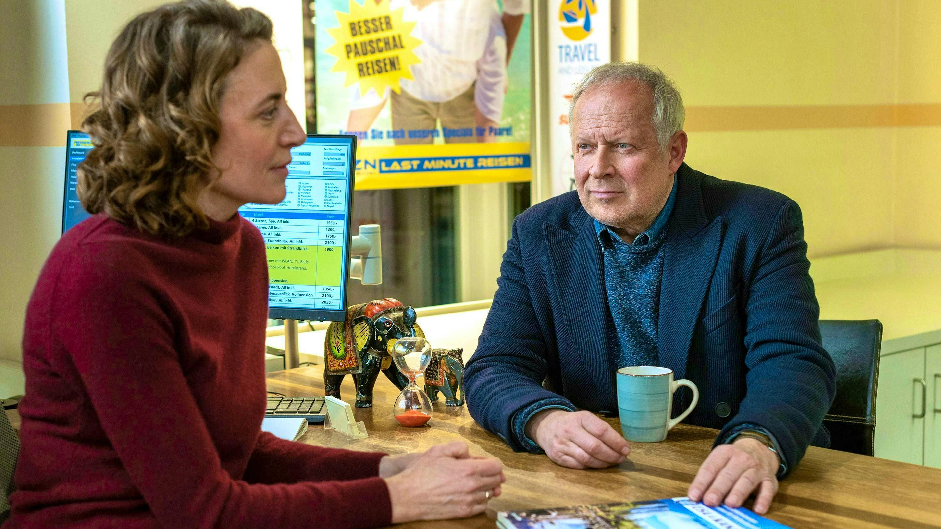 During a visit to a travel agency to plan the near future, outgoing inspector Borowksi (Axel Milberg) indulges in daydreams. One of them is his former colleague and great love Frieda Jung. Actress Maren Eggert did not miss the opportunity to attend Borowski's farewell.