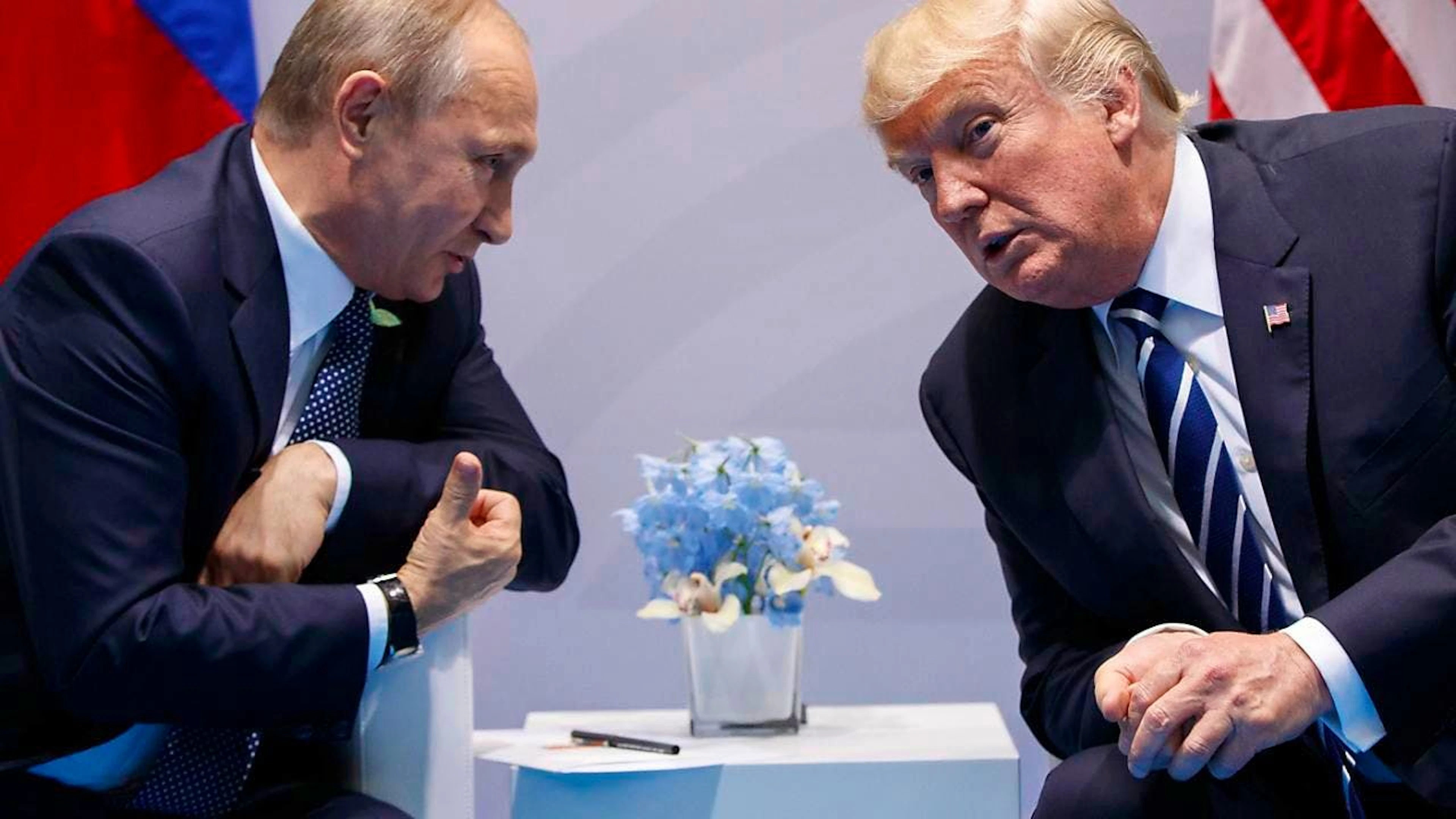 ARCHIV - Wladimir Putin (l), Präsident von Russland, und Donald Trump, unterhalten sich auf dem G20-Gipfel. Foto: Evan Vucci/AP/dpa