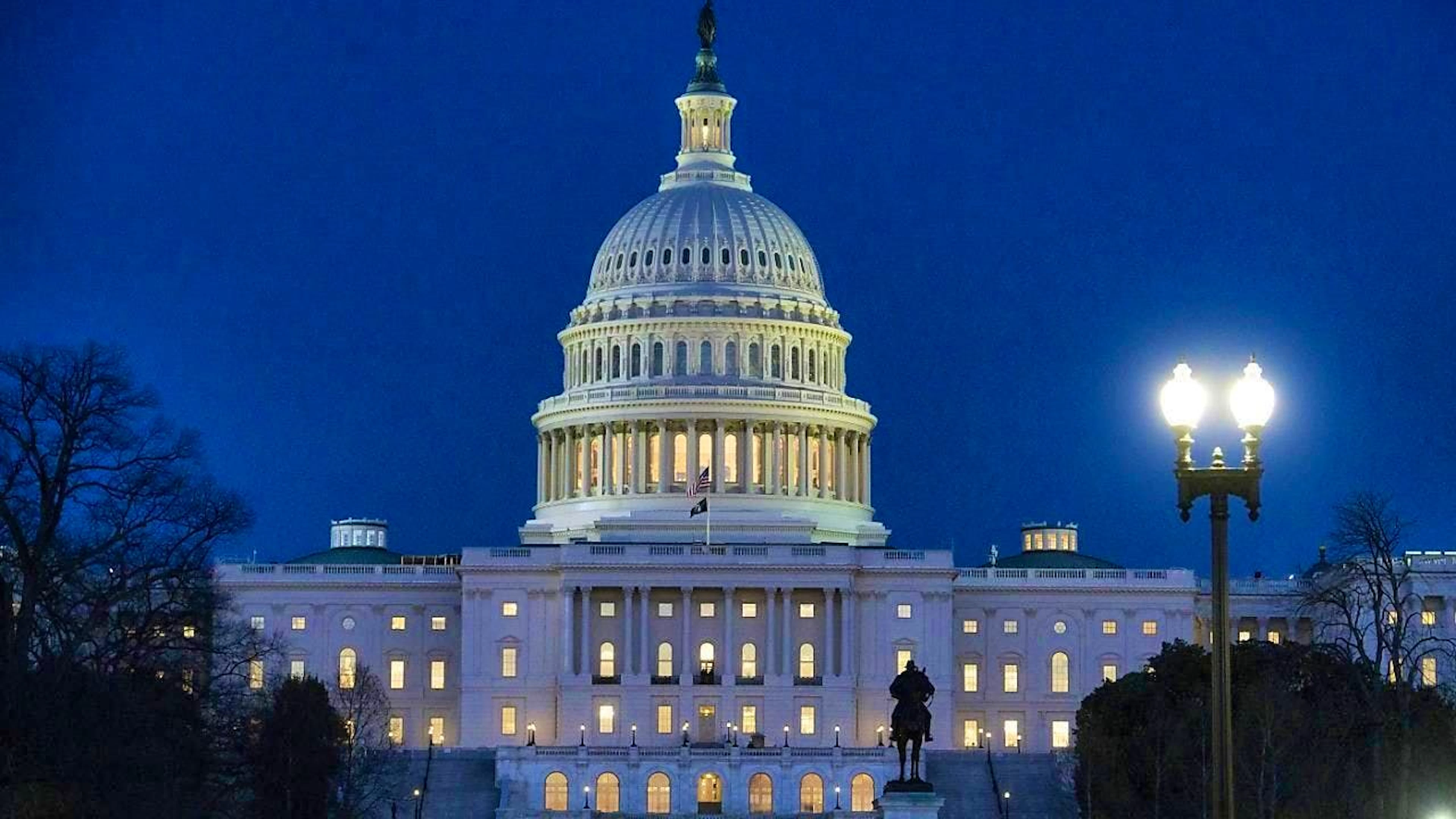 ARCHIVE - The US Capitol is illuminated at dusk in Washington. Photo: Rod Lamkey/AP/dpa