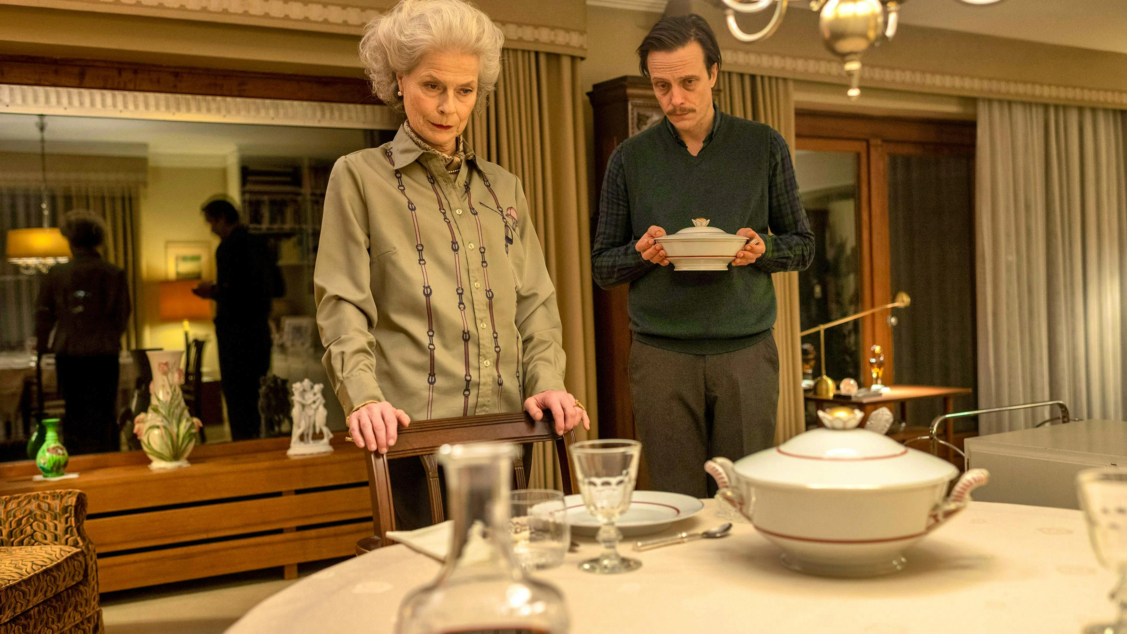 Mother Elenor (Corinna Kirchhoff) humiliates her son Robert (August Diehl), who has cooked for her. The life of the toxic couple in the creepy Derrick house in Kiel's Düsternbrook district (!) is captured fantastically in the first third of the crime scene.