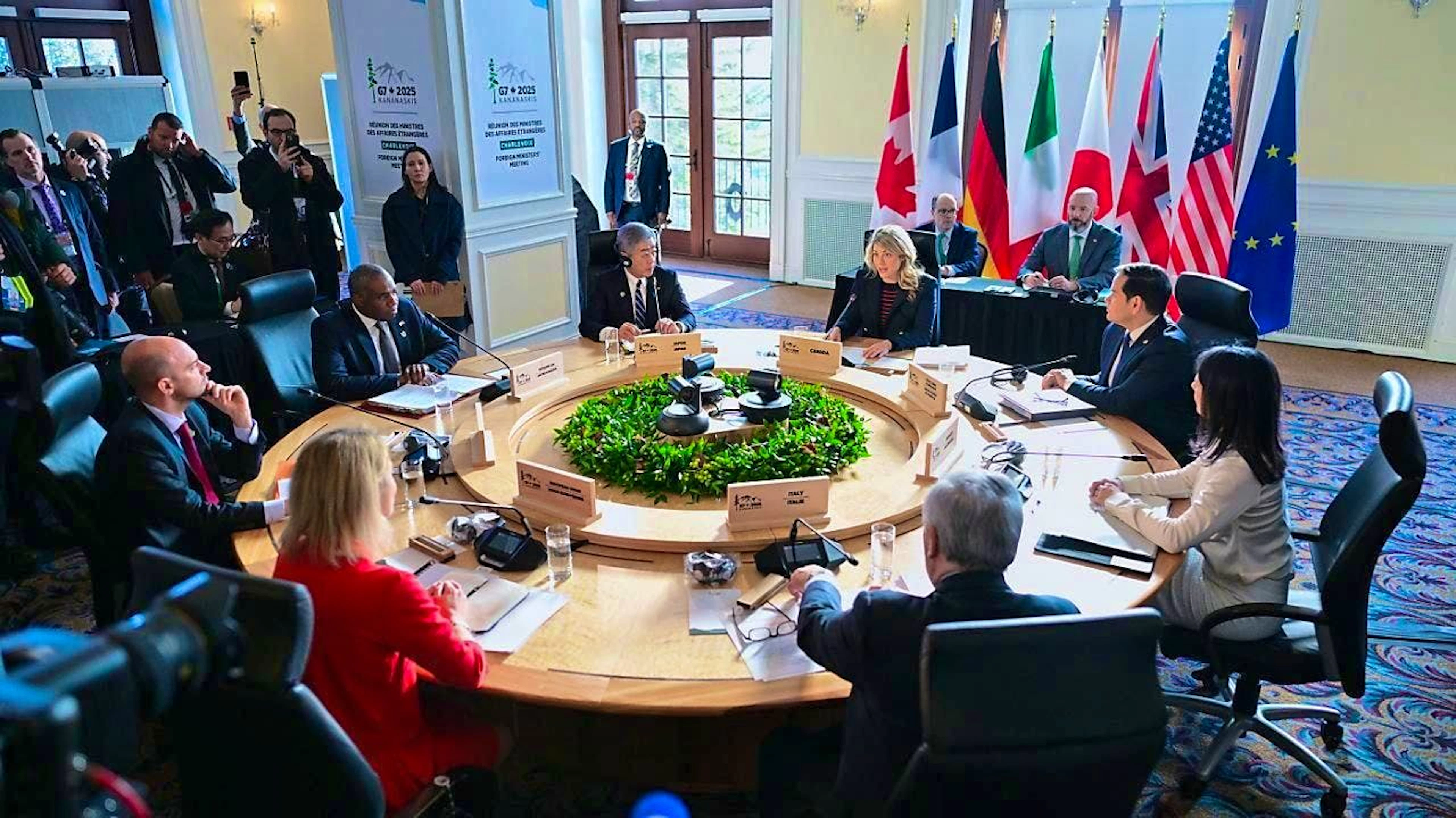 Foreign Ministers Takeshi Iwaya (Japan), Mélanie Joly (Canada), Marco Rubio (USA), Annalena Baerbock (Germany), Antonio Tajani (Italy), EU Foreign Affairs Commissioner Kaja Kallas, Jean-Noël Barrot (France) and David Lammy (UK). Photo: Sebastian Christoph Gollnow/dpa
