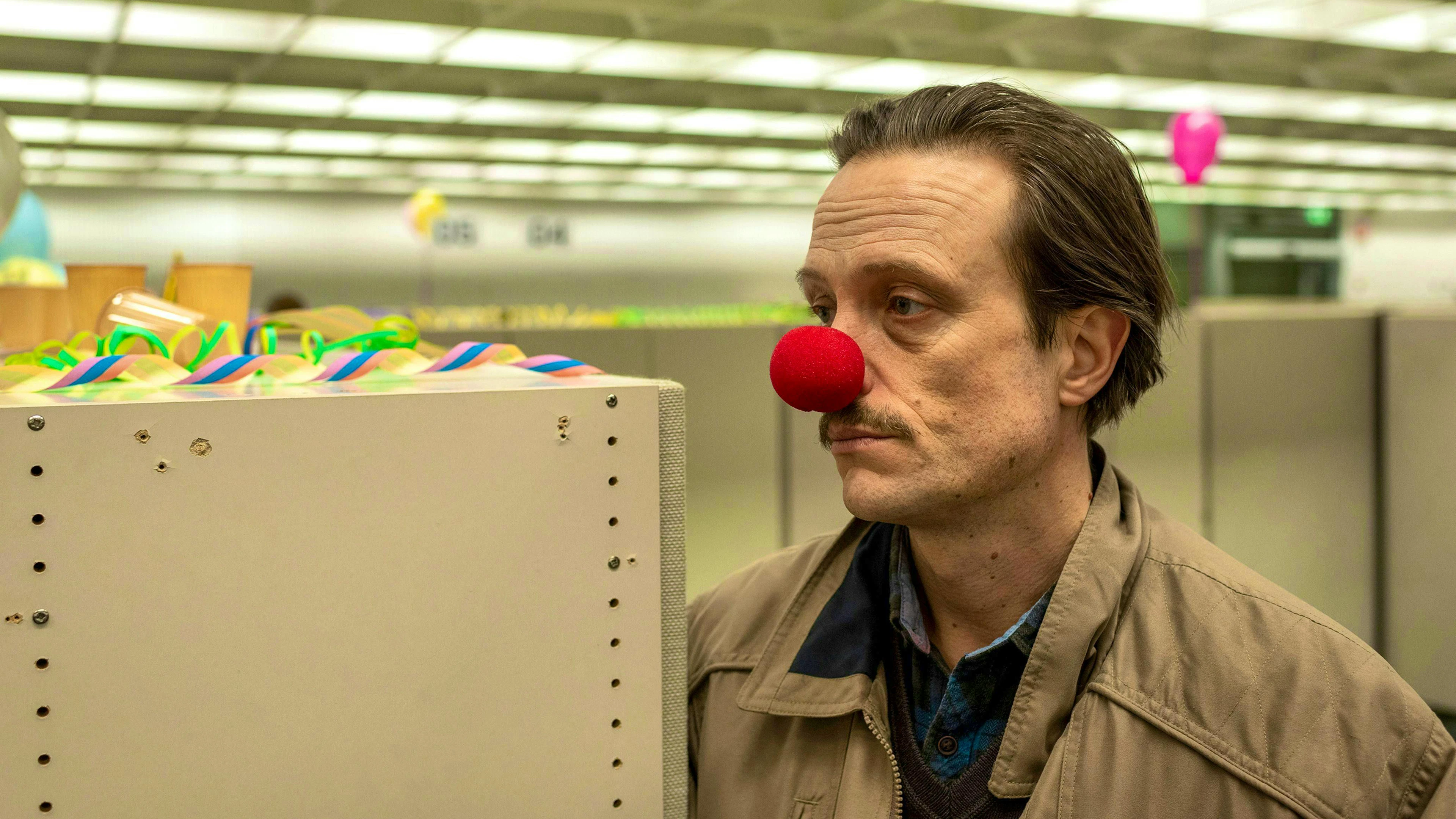 Even the clown's nose can't hide the fact that Robert Frost (August Diehl) isn't really in a good mood. The tormented man has created his own outlets to deal with his mother's humiliation. Unfortunately, these are dangerous for Robert's fellow human beings.