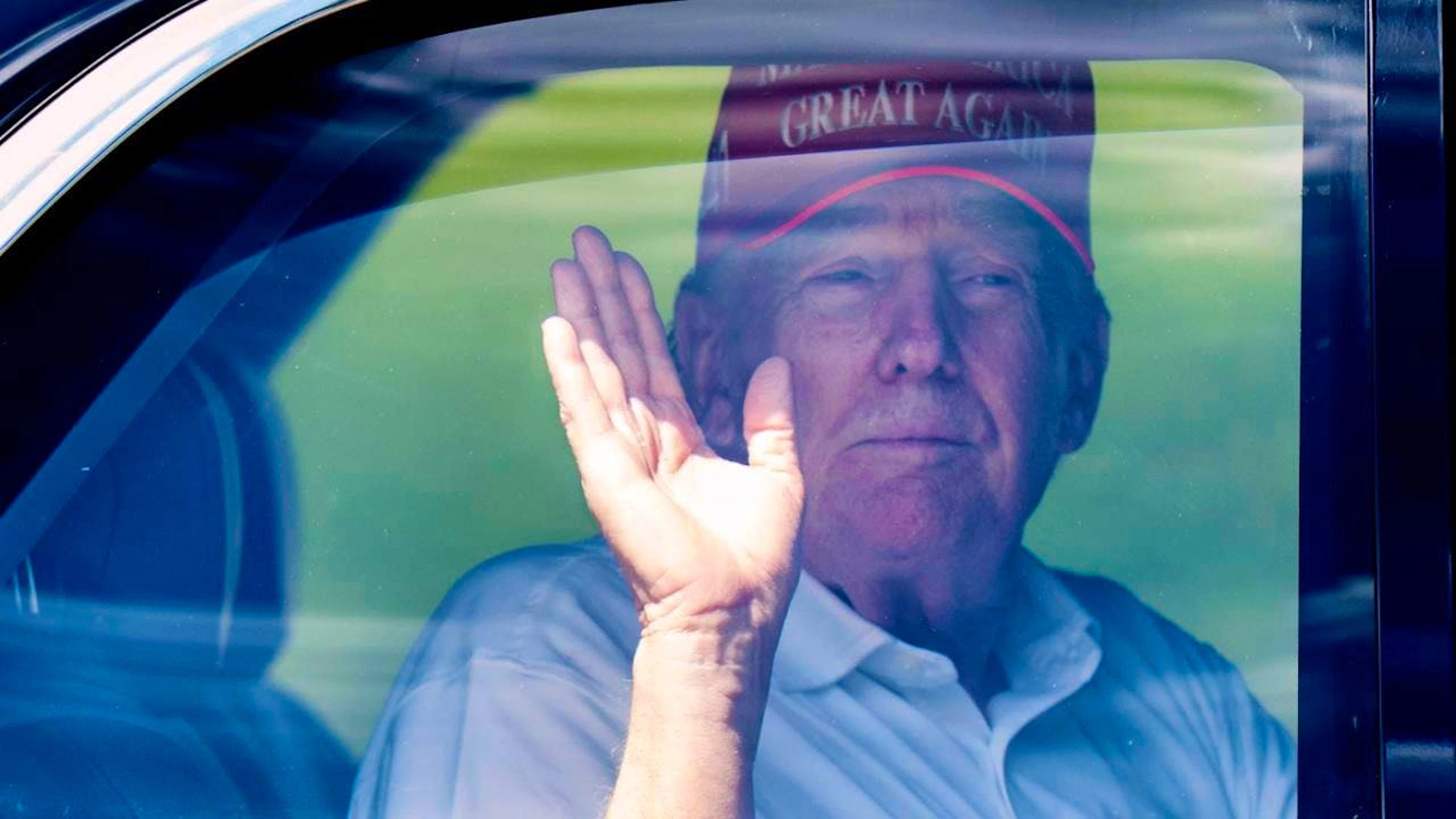 US-Präsident Donald Trump winkt aus seiner Limousine, als er den Trump International Golf Club verlässt. Foto: Manuel Balce Ceneta/AP/dpa