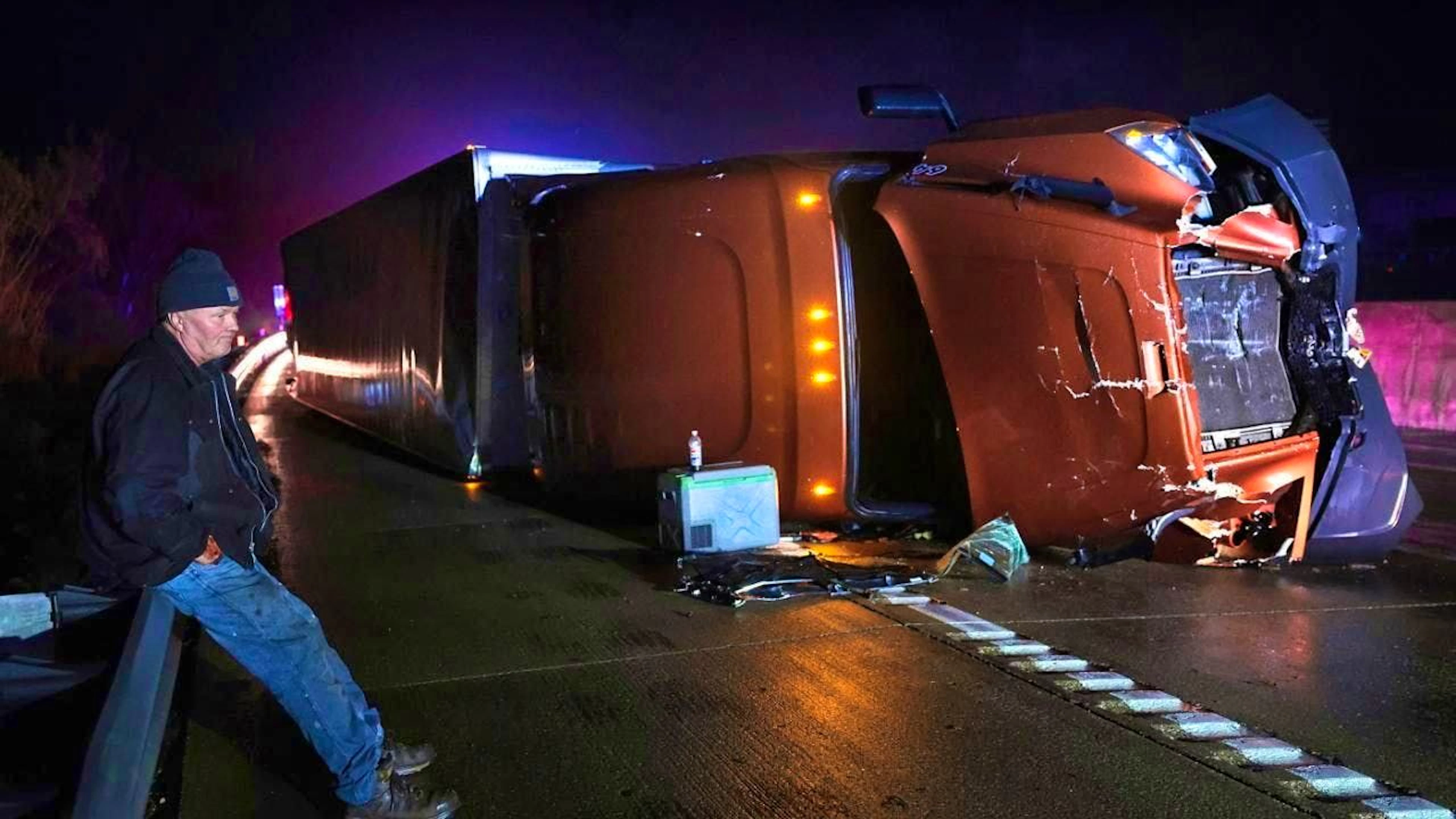 Mark Nelson, of Wisconsin, waits with his tractor-trailer after it overturned during high winds and a possible tornado on westbound Interstate 44 near Villa Ridge, Missouri. Photo: Robert Cohen/St. Louis Post-Dispatch via AP/dpa - ATTENTION: For editorial use only and only with full attribution to the above credit
