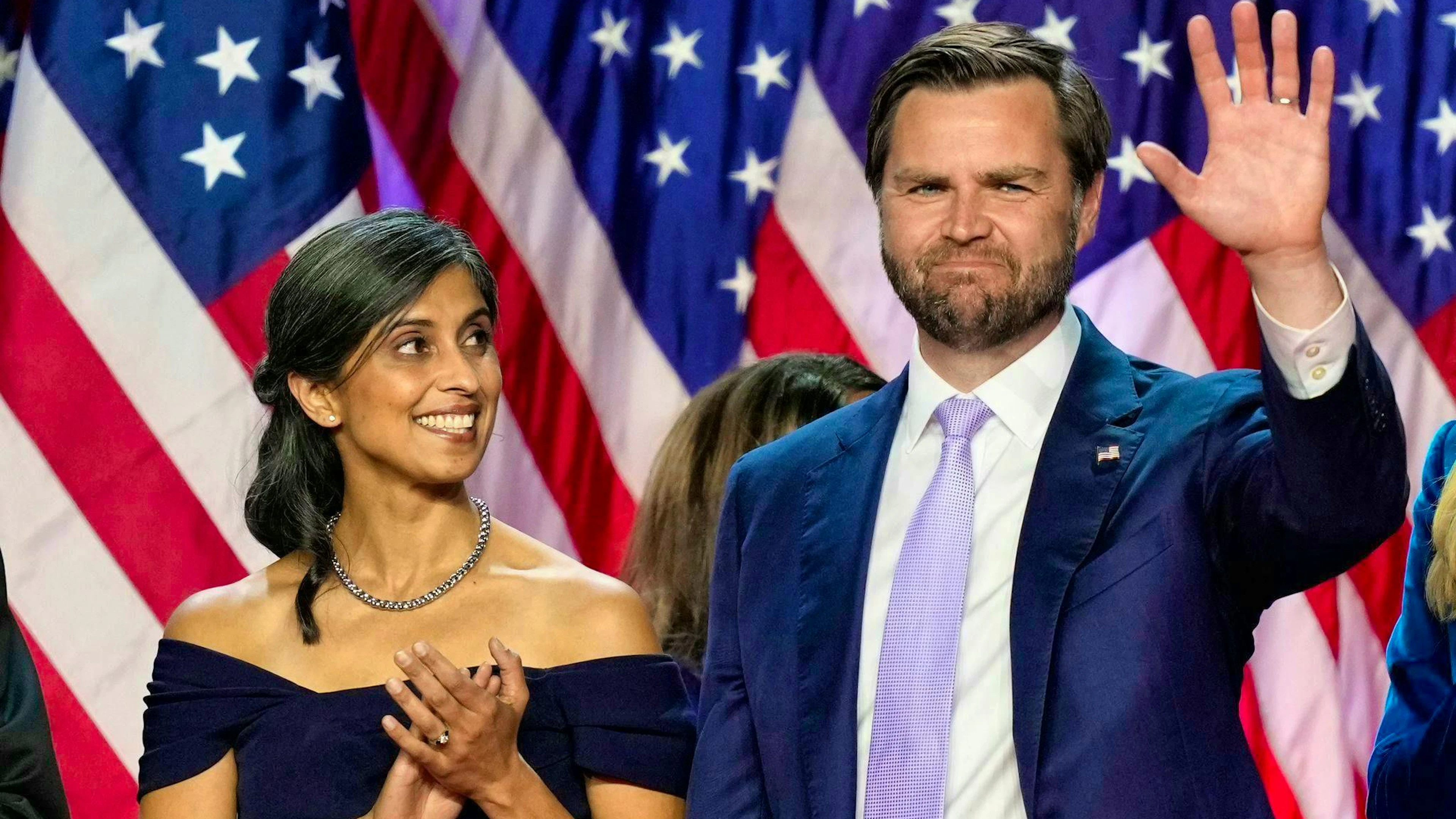 J.D. Vance con la moglie Usha. La coppia è stata fischiata durante un concerto. (foto d'archivio)