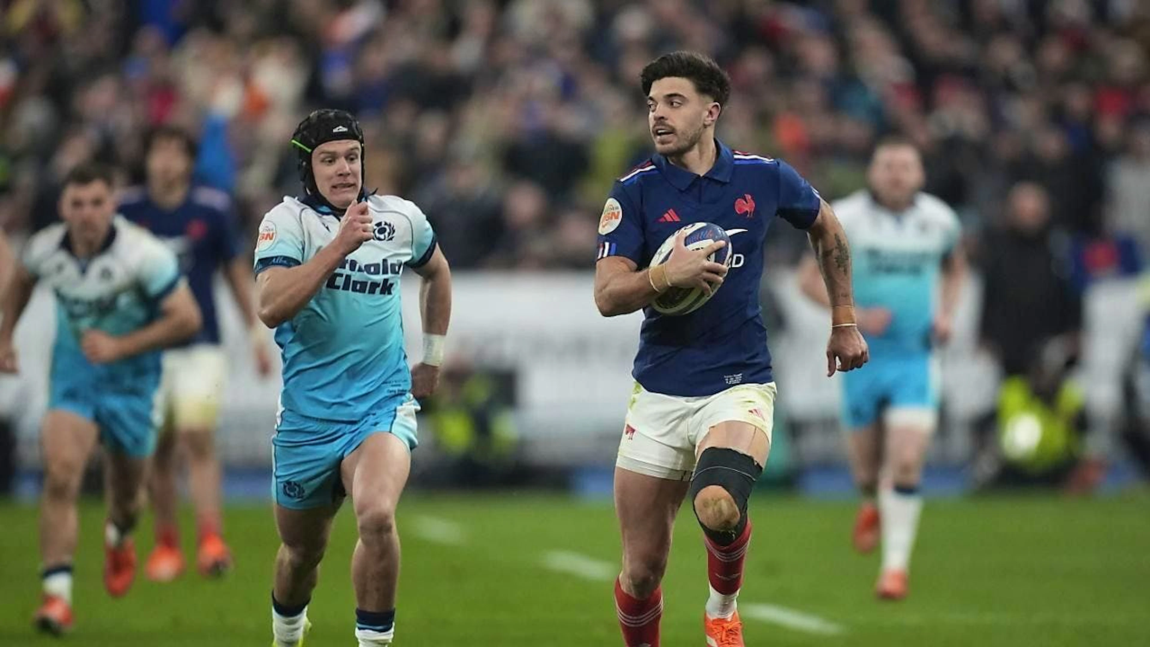 Frankreich mit Romain Ntamack gewann im Stade de France seinen letzten und entscheidenden Match gegen Schottland um Darcy Graham