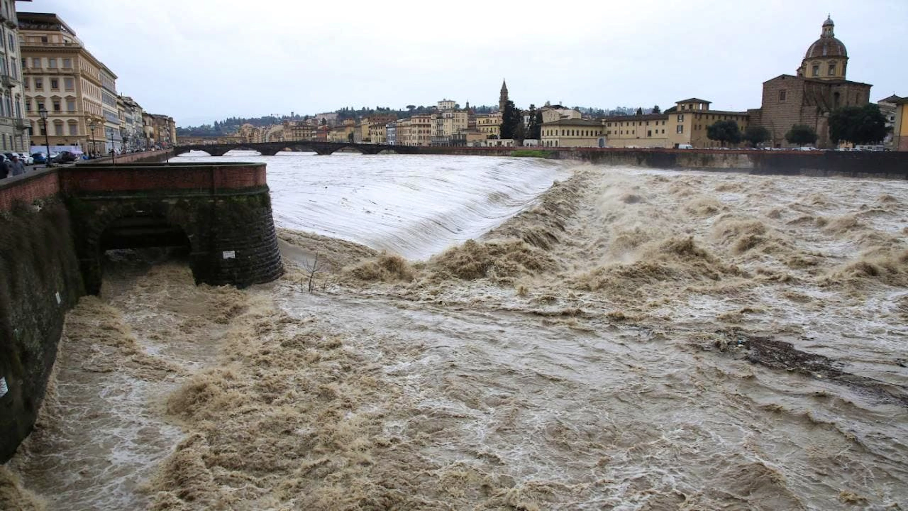 Der überflutete Arno ist am Santa Rosa-Damm zu sehen. Heftige Unwetter haben die italienischen Regionen Toskana und Emilia-Romagna heimgesucht.