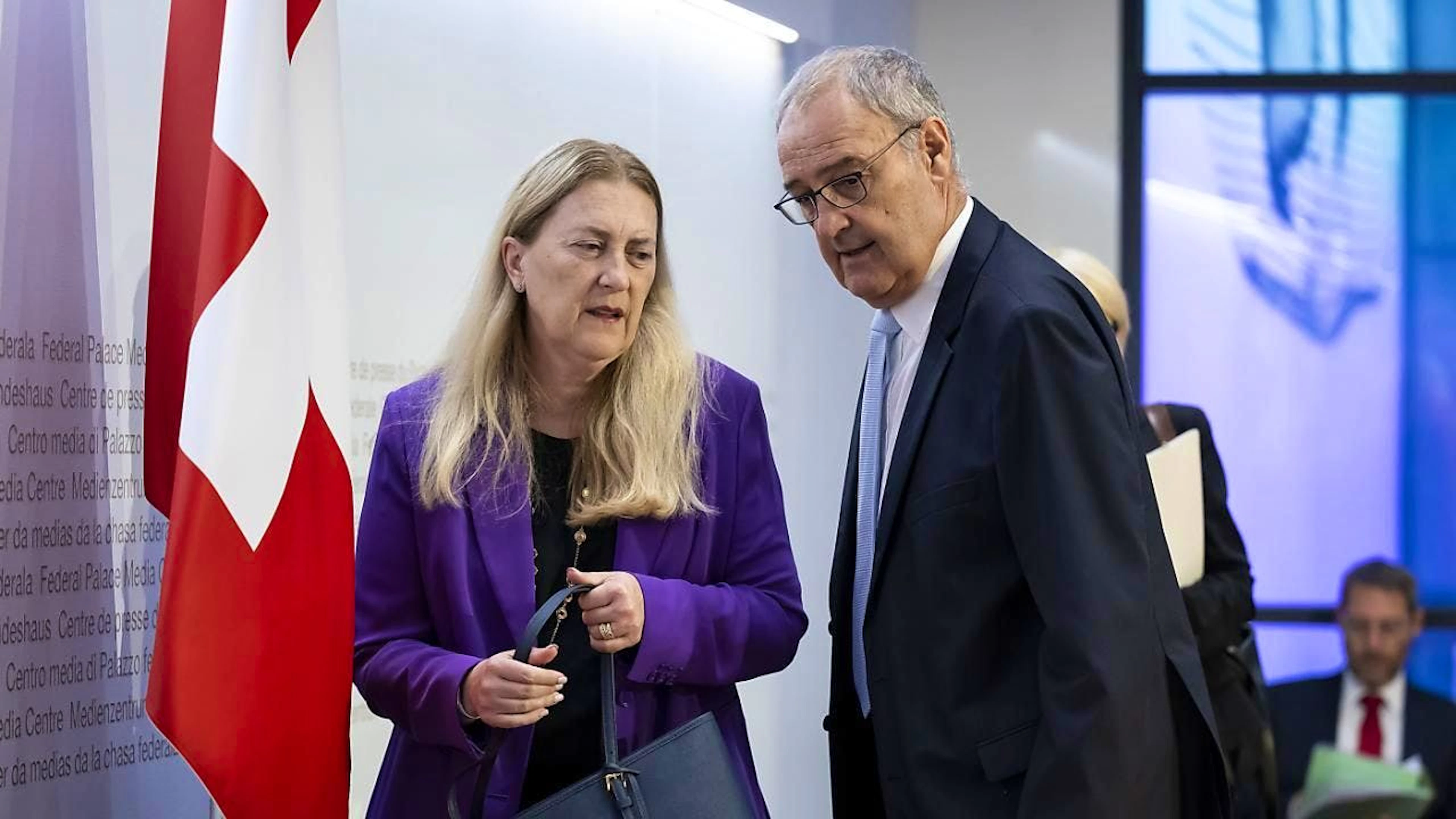 Staatssekretärin Helene Budliger Artieda, Direktorin des Staatssekretariats für Wirtschaft (SECO), links, reist nächste Woche im Auftrag ihres Chefs, Wirtschaftsminister Guy Parmelin, in die USA. (Archivbild)