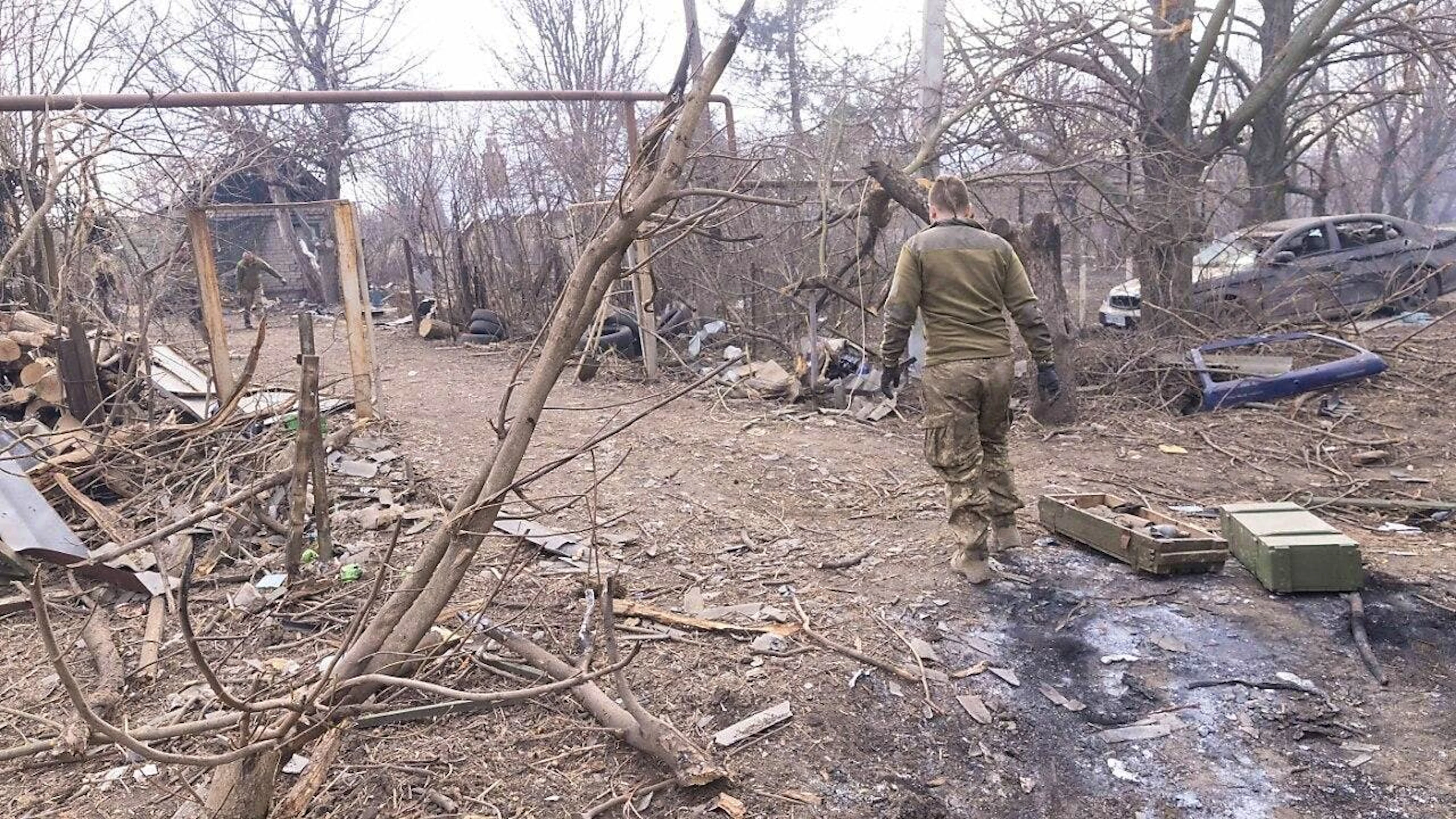 Die russische Armee hat ein Dorf in der Region Donezk bombardiert. Bewohner beseitigen die Folgen eines Treffers durch eine Lenkbombe. Foto: Yevhen Titov/ZUMA Press Wire/dpa/Bild vom 14.03.2025