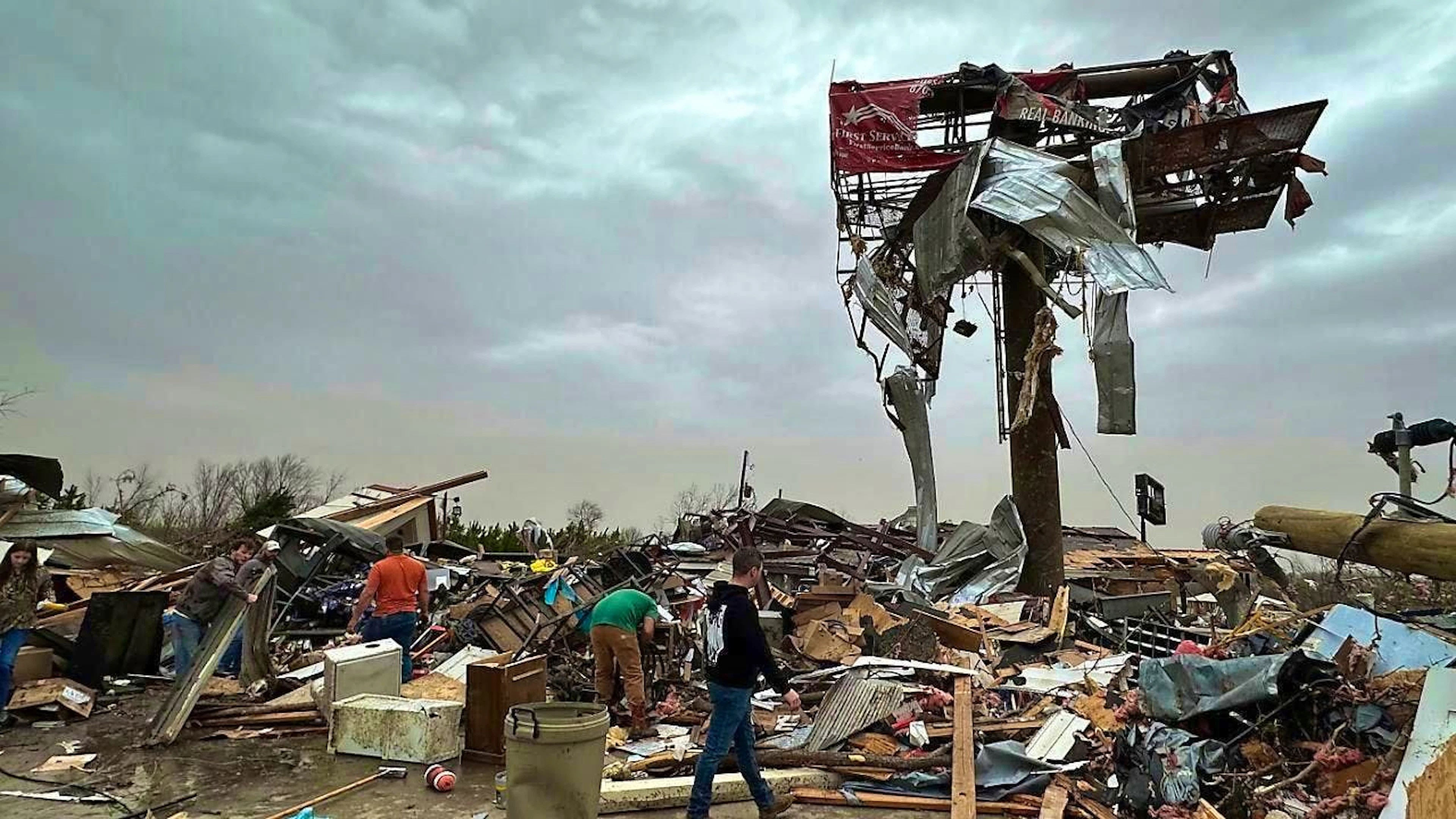 dpatop pictures - People work their way through the debris of the Cave City Auto Parts store after a severe thunderstorm Friday evening in Cave City, Ark. Photo: Staci Vandagriff/Arkansas Democrat-Gazette/AP/dpa - ATTENTION: For editorial use only and only with full attribution to the above credit