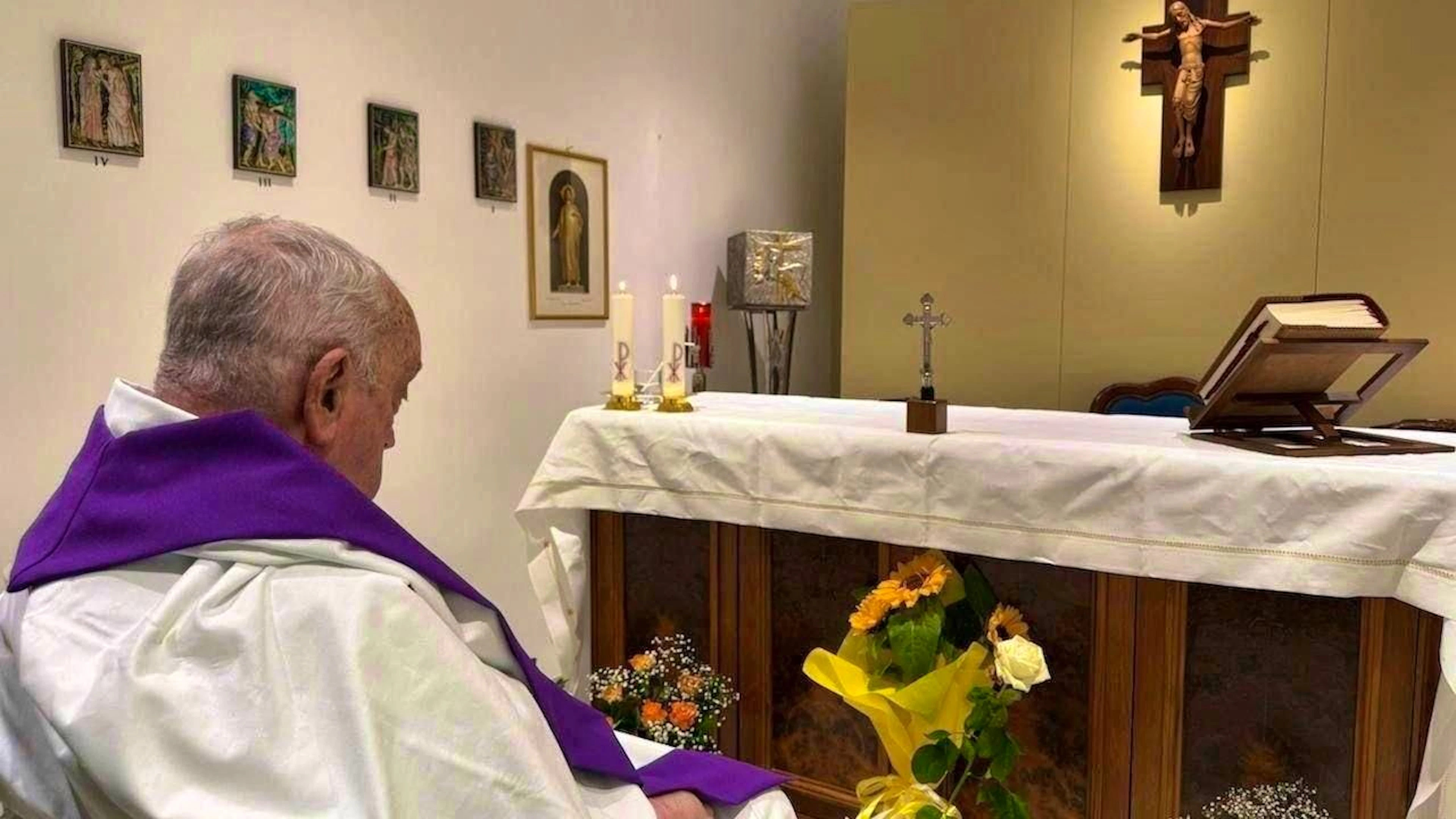 dpatopbilder - HANDOUT - Pope Francis celebrates Mass in the chapel of the Agostino Gemelli Polyclinic in Rome. Photo: Uncredited/Vatican Press Hall/AP/dpa - ATTENTION: For editorial use only and only with full attribution of the above credit
