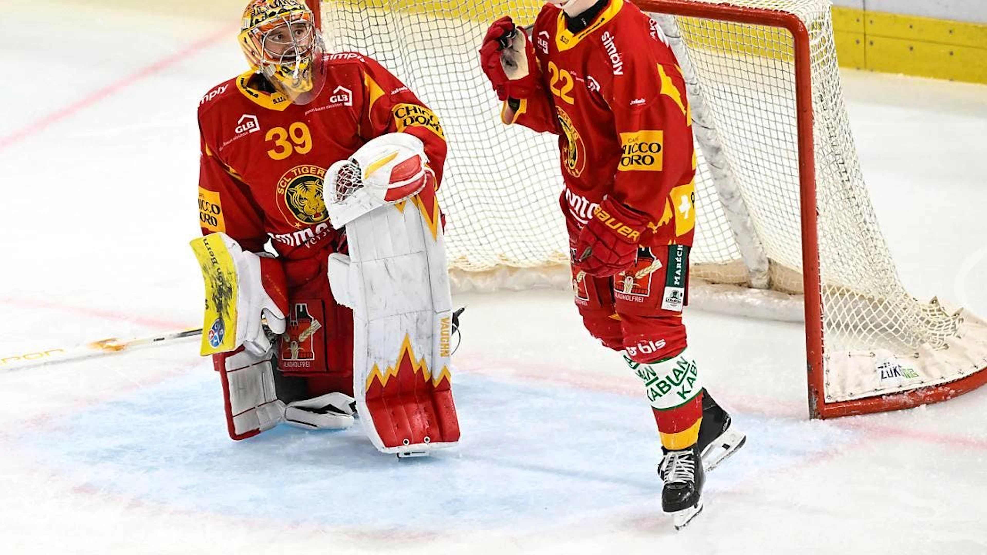 Lange Gesichter bei Goalie Luca Boltshauser und Verteidiger Joel Salzgeber nach dem 3:3-Ausgleich unmittelbar vor Schluss